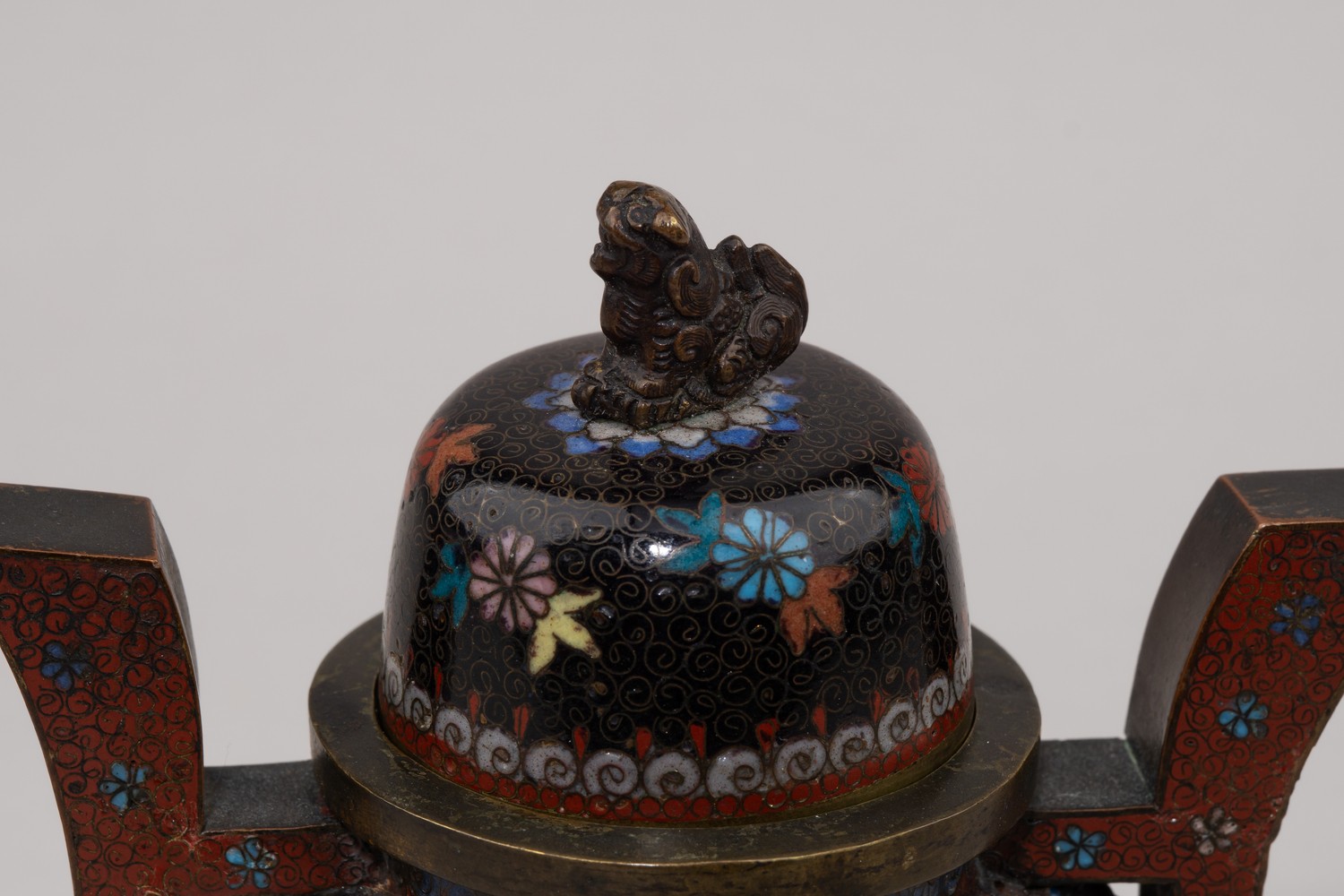 Вазочка и курильница с изображением Феникса. 
Япония, 1868–1912 (период Мэйдзи).