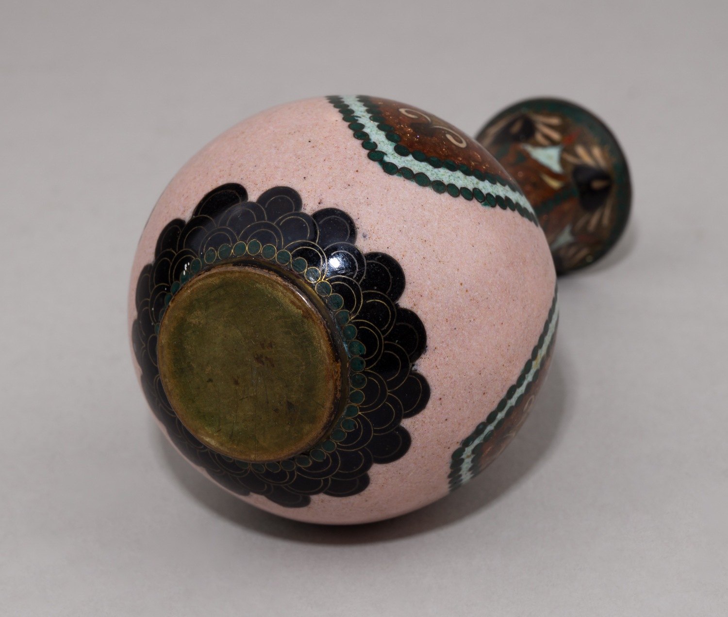 Вазочка и курильница с изображением Феникса. 
Япония, 1868–1912 (период Мэйдзи).