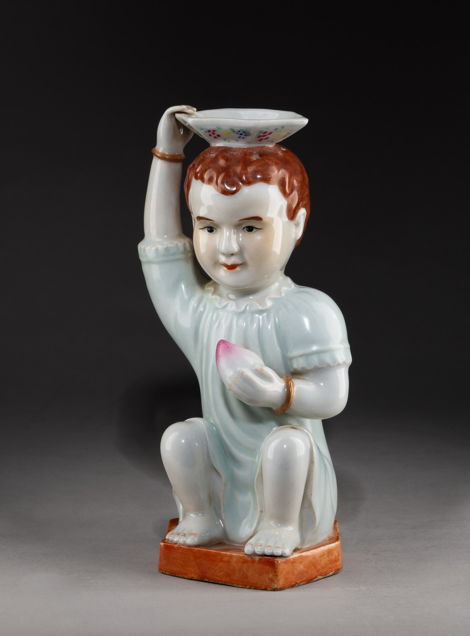 (С экспертизой) Подсвечник «Мальчик с персиком»
Китай, вторая половина XIX века.