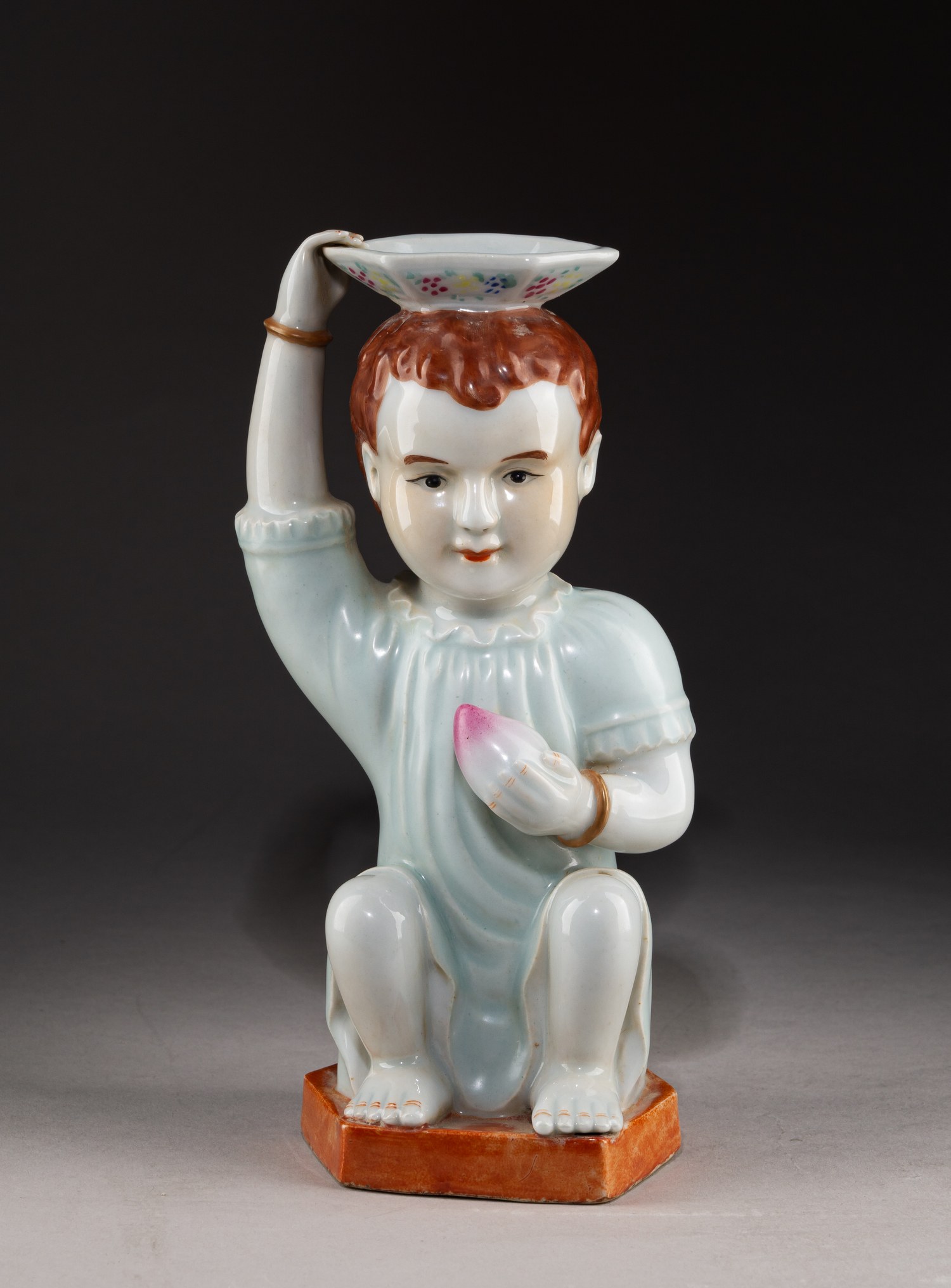 (С экспертизой) Подсвечник «Мальчик с персиком»
Китай, вторая половина XIX века.