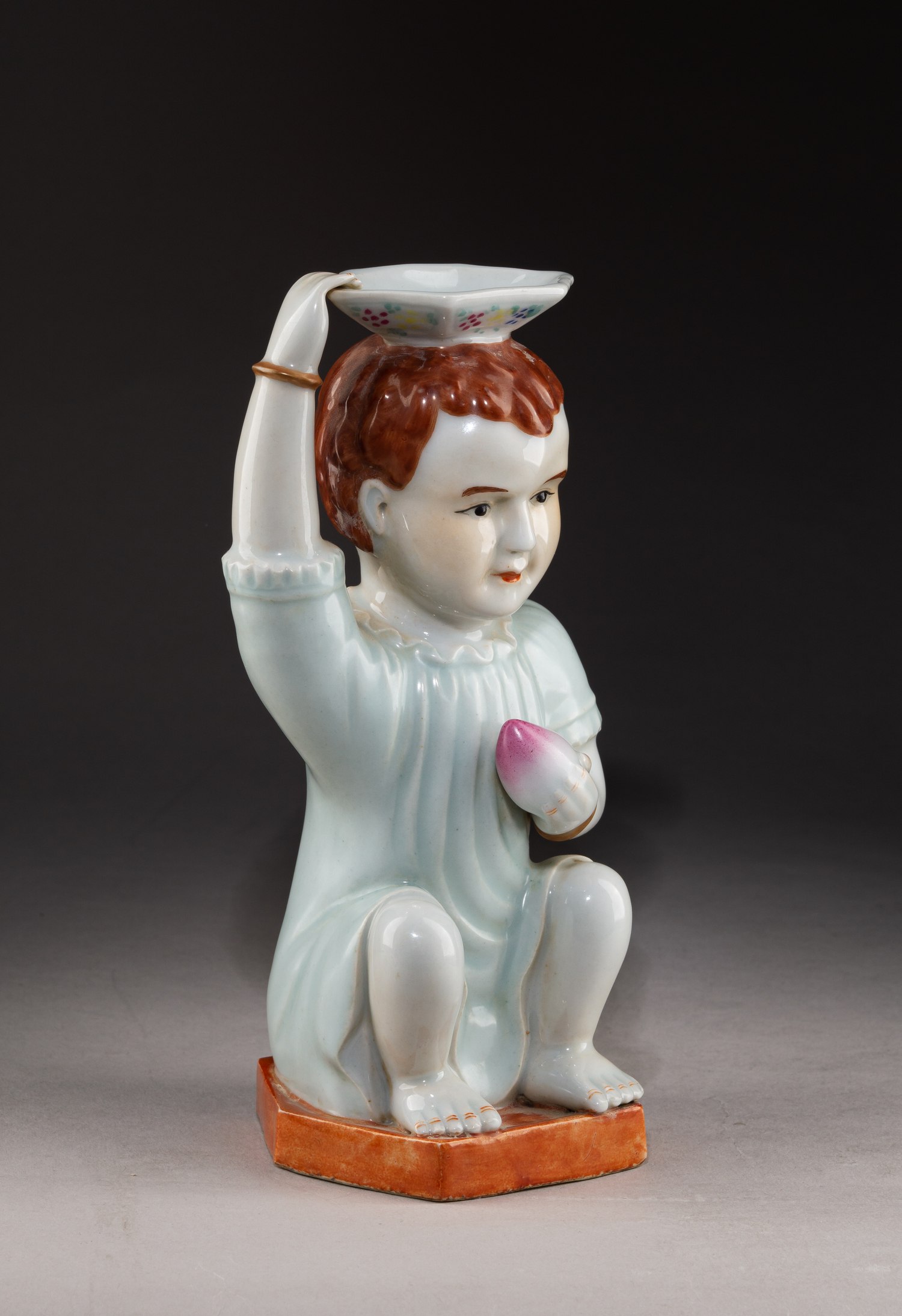 (С экспертизой) Подсвечник «Мальчик с персиком»
Китай, вторая половина XIX века.