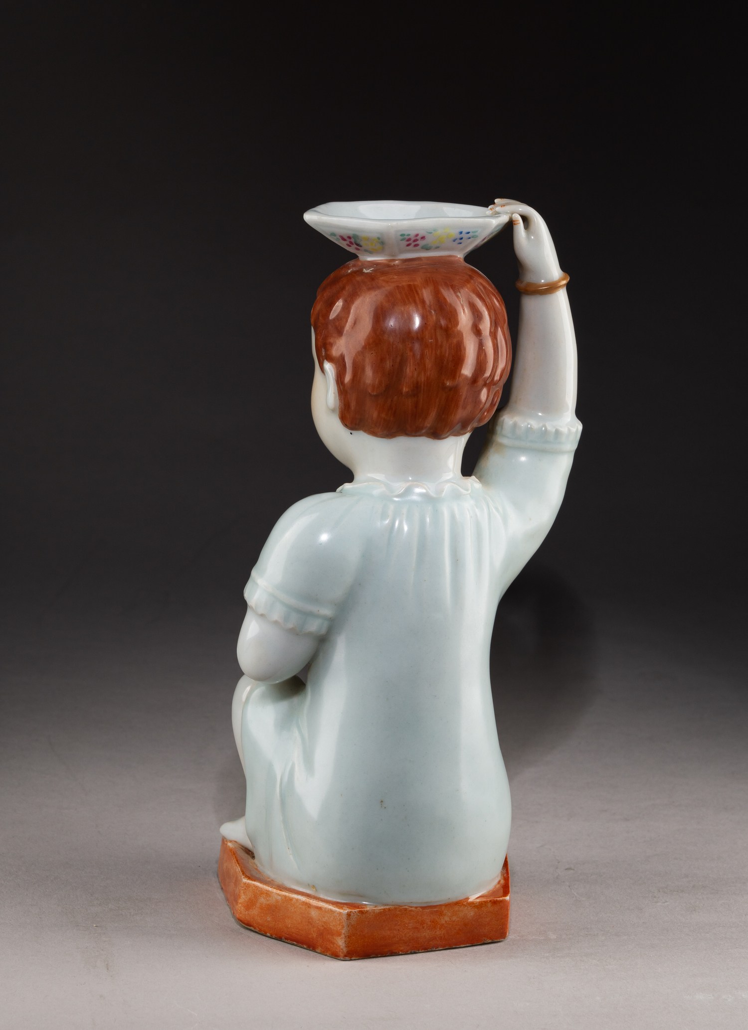 (С экспертизой) Подсвечник «Мальчик с персиком»
Китай, вторая половина XIX века.