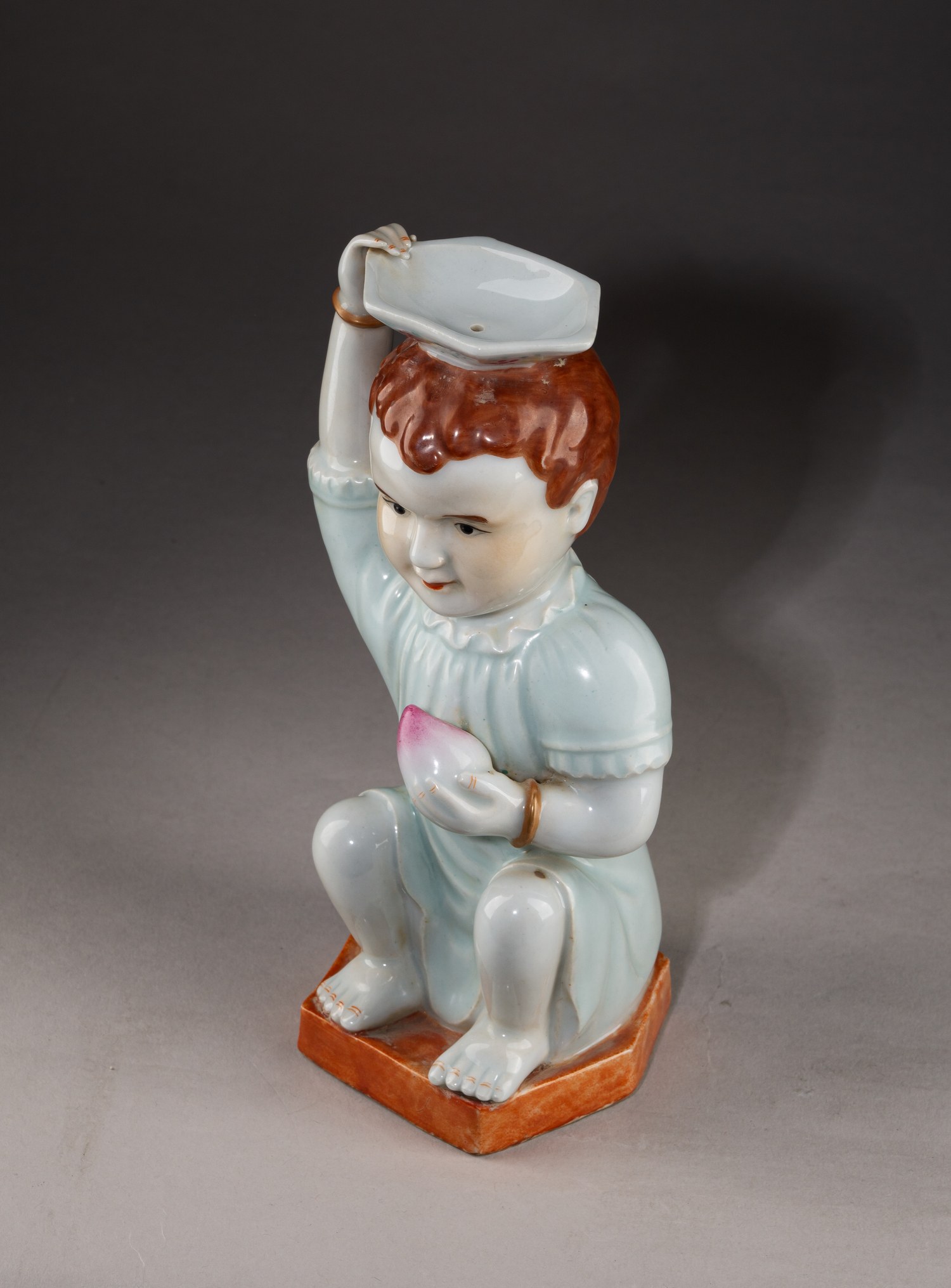 (С экспертизой) Подсвечник «Мальчик с персиком»
Китай, вторая половина XIX века.