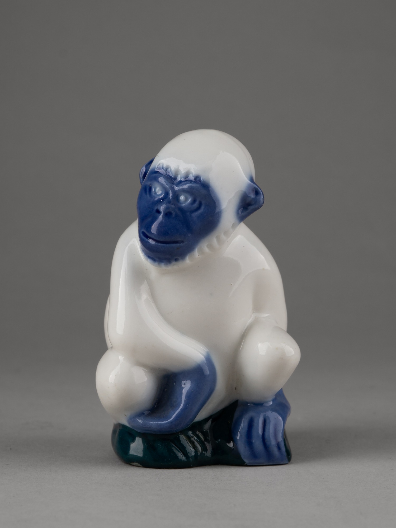 (Кульбах) Статуэтка «Обезьяна» (белая пешка из набора шахмат «Звери севера и юга»). СССР, Ленинградский фарфоровый завод, автор модели - З.О. Кульбах, 1930-е годы.