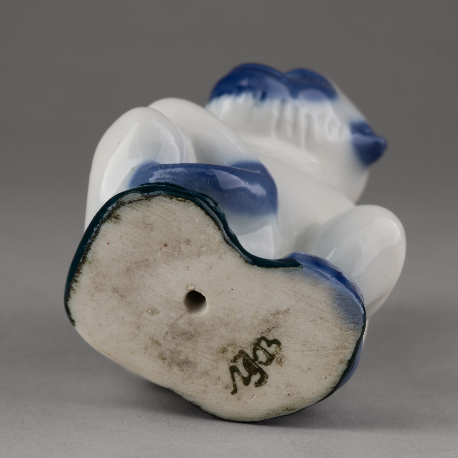 (Кульбах) Статуэтка «Обезьяна» (белая пешка из набора шахмат «Звери севера и юга»). СССР, Ленинградский фарфоровый завод, автор модели - З.О. Кульбах, 1930-е годы.