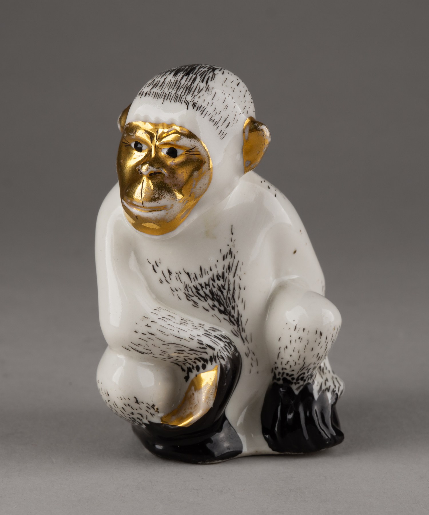 (Кульбах)  «Обезьяна» (белая пешка из набора шахмат «Звери севера и юга»). СССР, Ленинградский фарфоровый завод, автор модели - З.О. Кульбах, 1937-1938 годы.