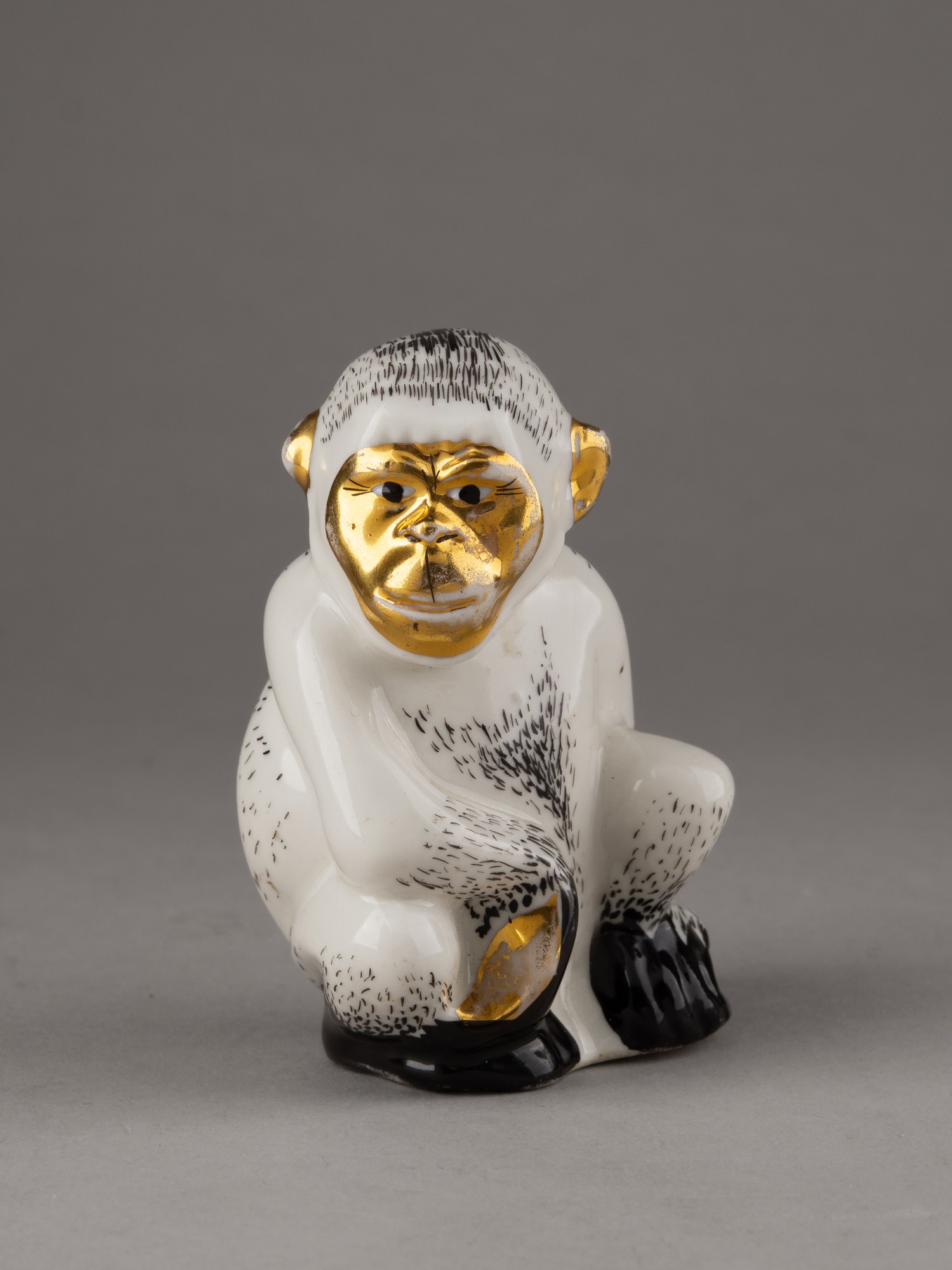 (Кульбах)  «Обезьяна» (белая пешка из набора шахмат «Звери севера и юга»). СССР, Ленинградский фарфоровый завод, автор модели - З.О. Кульбах, 1937-1938 годы.