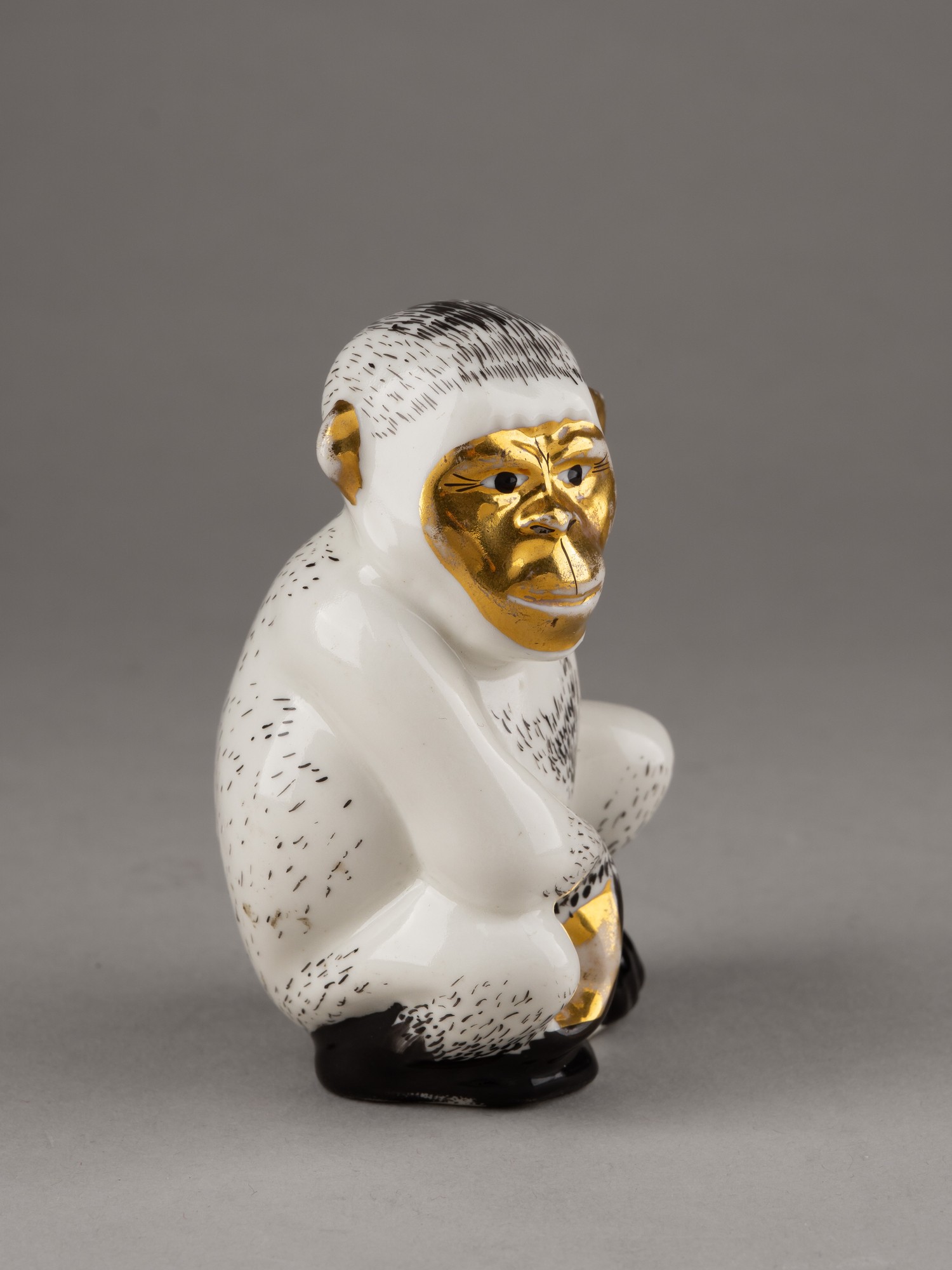 (Кульбах)  «Обезьяна» (белая пешка из набора шахмат «Звери севера и юга»). СССР, Ленинградский фарфоровый завод, автор модели - З.О. Кульбах, 1937-1938 годы.