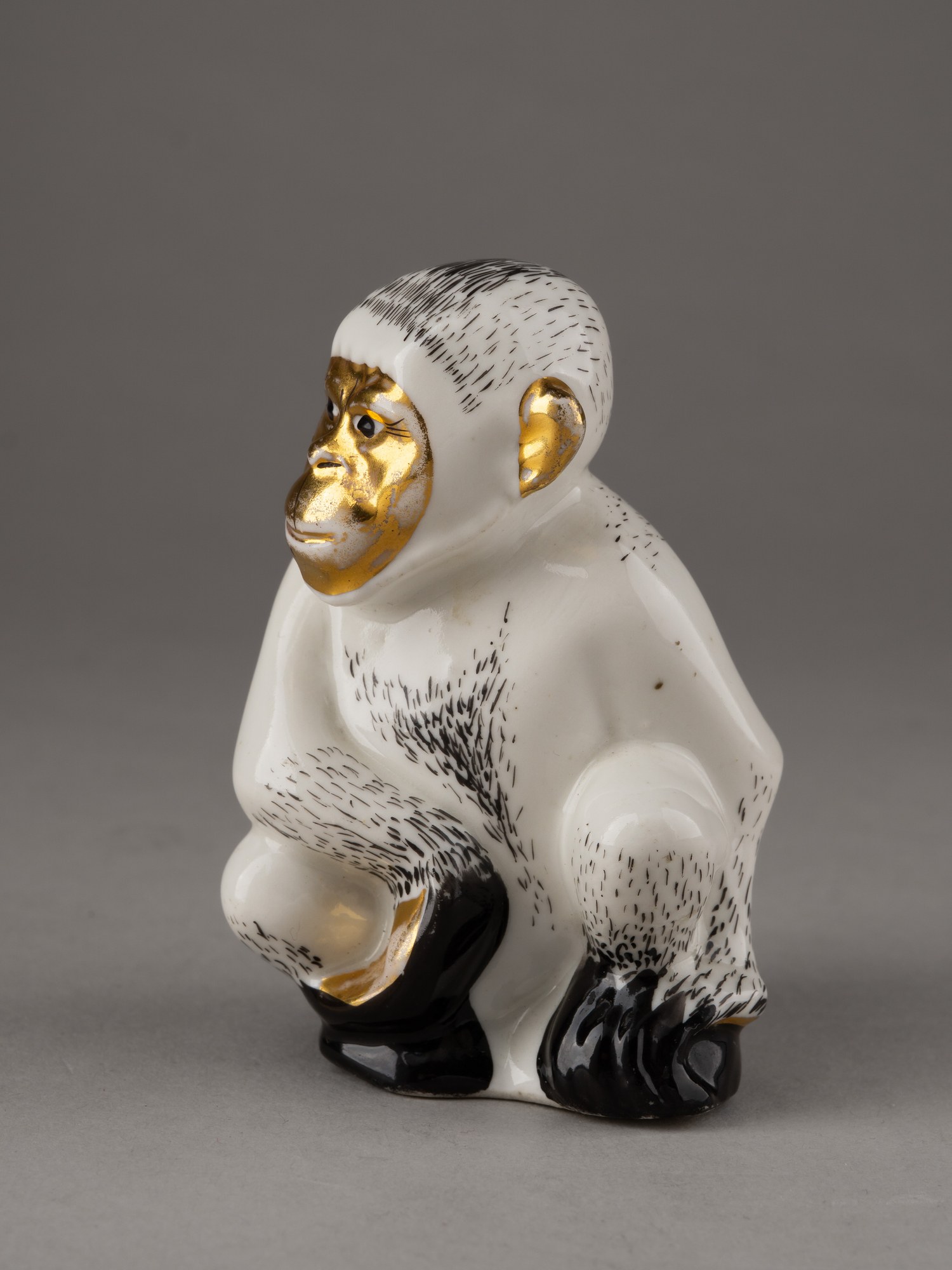 (Кульбах)  «Обезьяна» (белая пешка из набора шахмат «Звери севера и юга»). СССР, Ленинградский фарфоровый завод, автор модели - З.О. Кульбах, 1937-1938 годы.