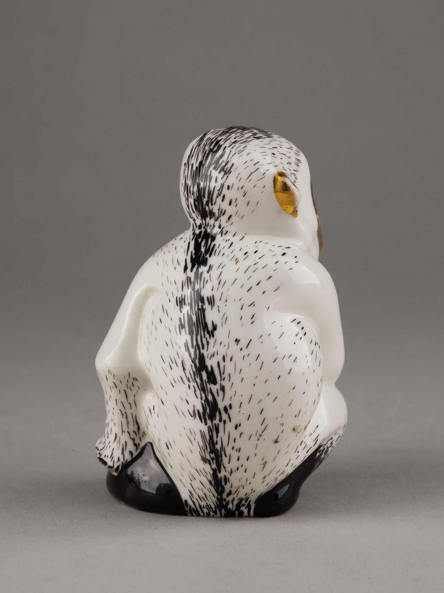 (Кульбах)  «Обезьяна» (белая пешка из набора шахмат «Звери севера и юга»). СССР, Ленинградский фарфоровый завод, автор модели - З.О. Кульбах, 1937-1938 годы.