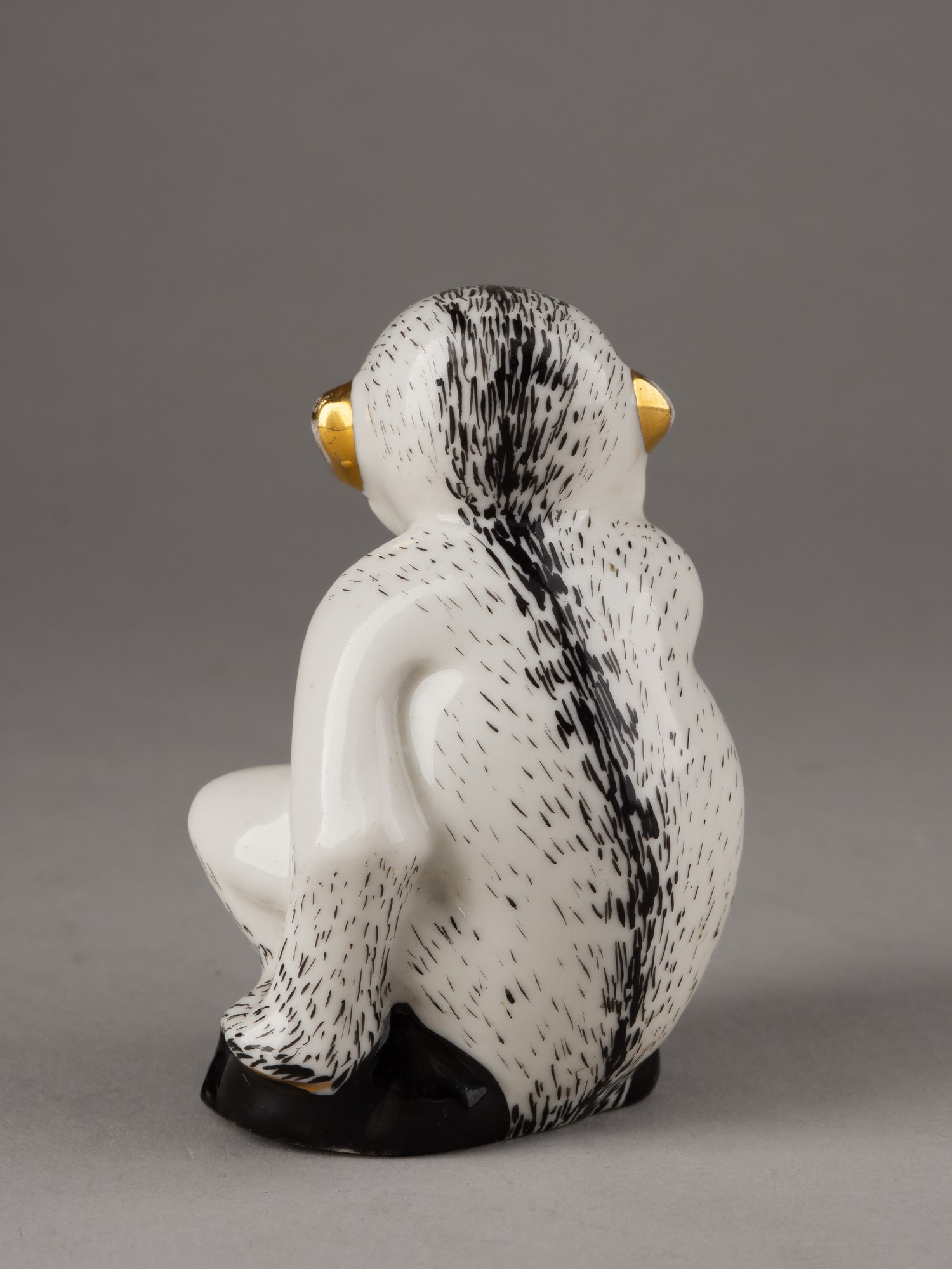 (Кульбах)  «Обезьяна» (белая пешка из набора шахмат «Звери севера и юга»). СССР, Ленинградский фарфоровый завод, автор модели - З.О. Кульбах, 1937-1938 годы.