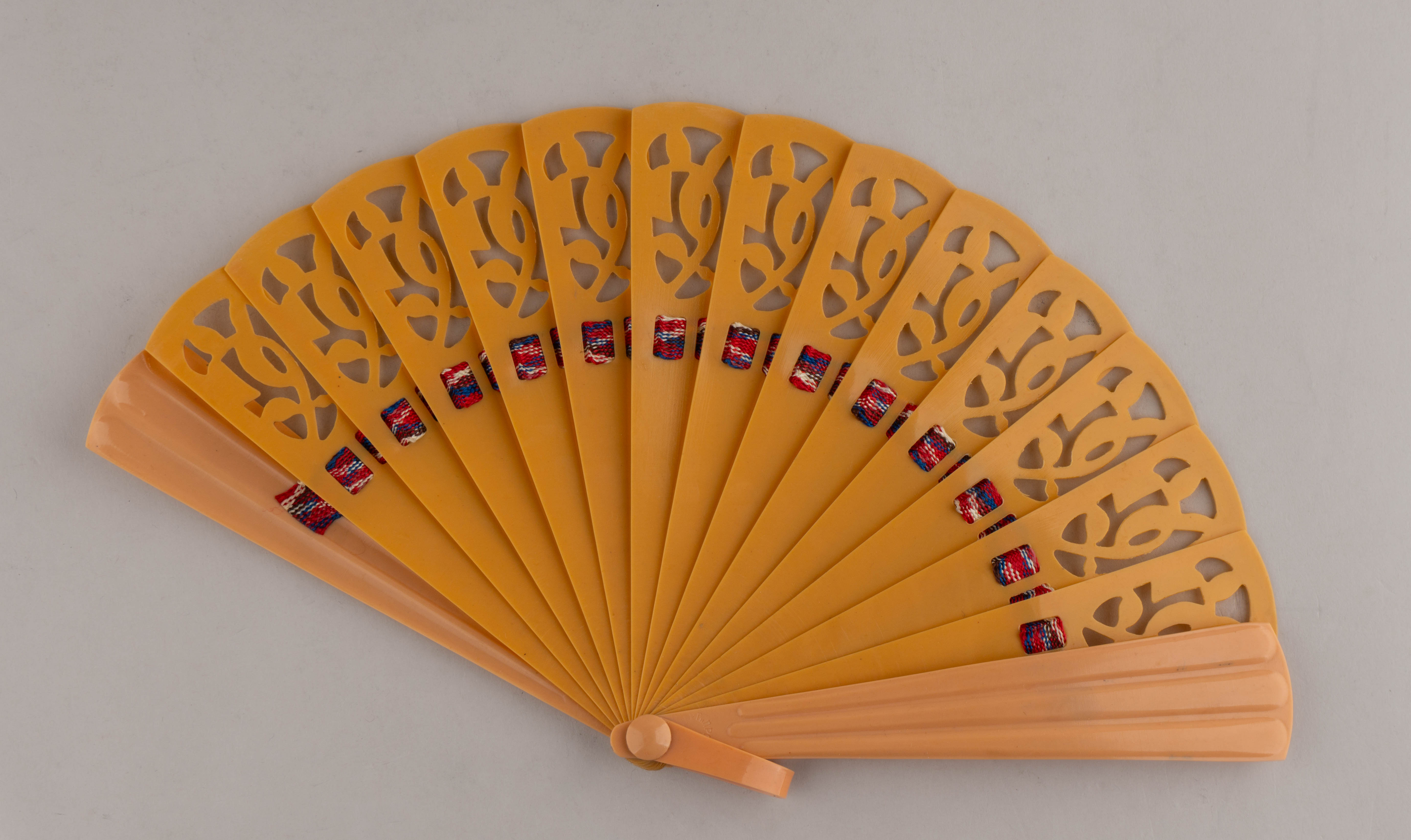 (ВСХВ) Театральный веер в фирменной коробке «ВСХВ». СССР, Ленинград, артель «Прогресс», 1951-1960 годы.