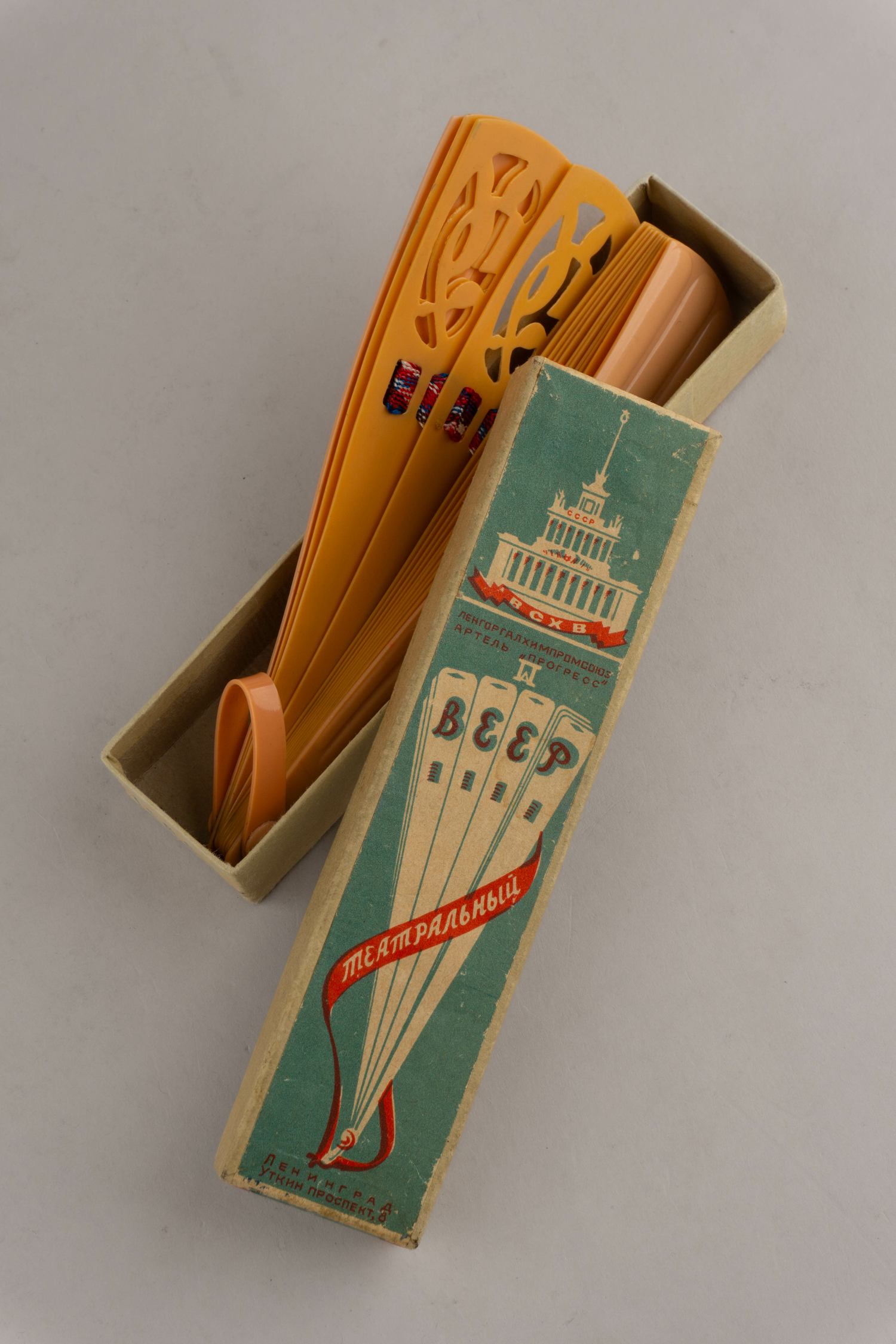 (ВСХВ) Театральный веер в фирменной коробке «ВСХВ». СССР, Ленинград, артель «Прогресс», 1951-1960 годы.