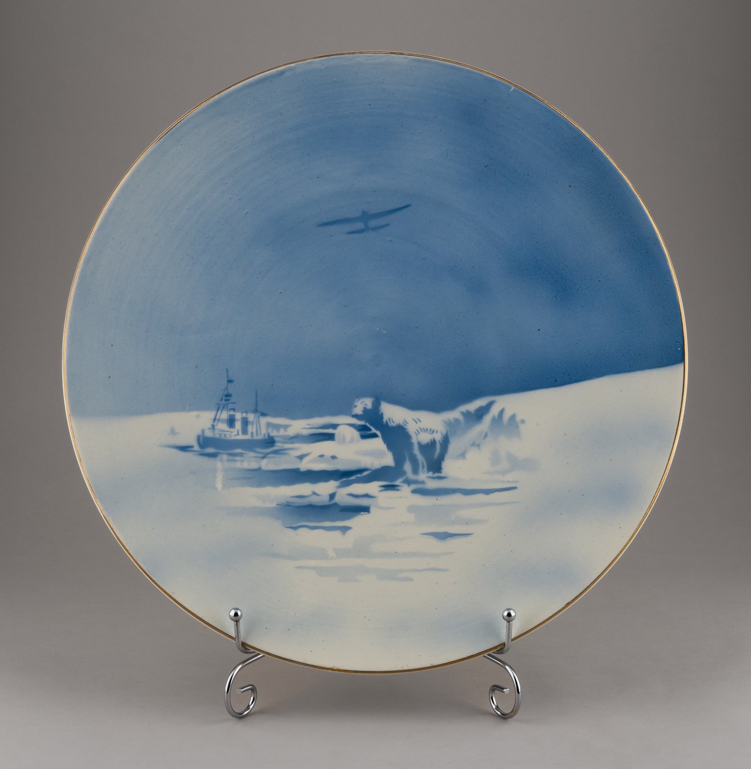 (Подпись золотом) Блюдо «Пароход Челюскин» из серии «Север». СССР, Конаковский фаянсовый завод, автор Овчинкин М. А., 1930- е годы.