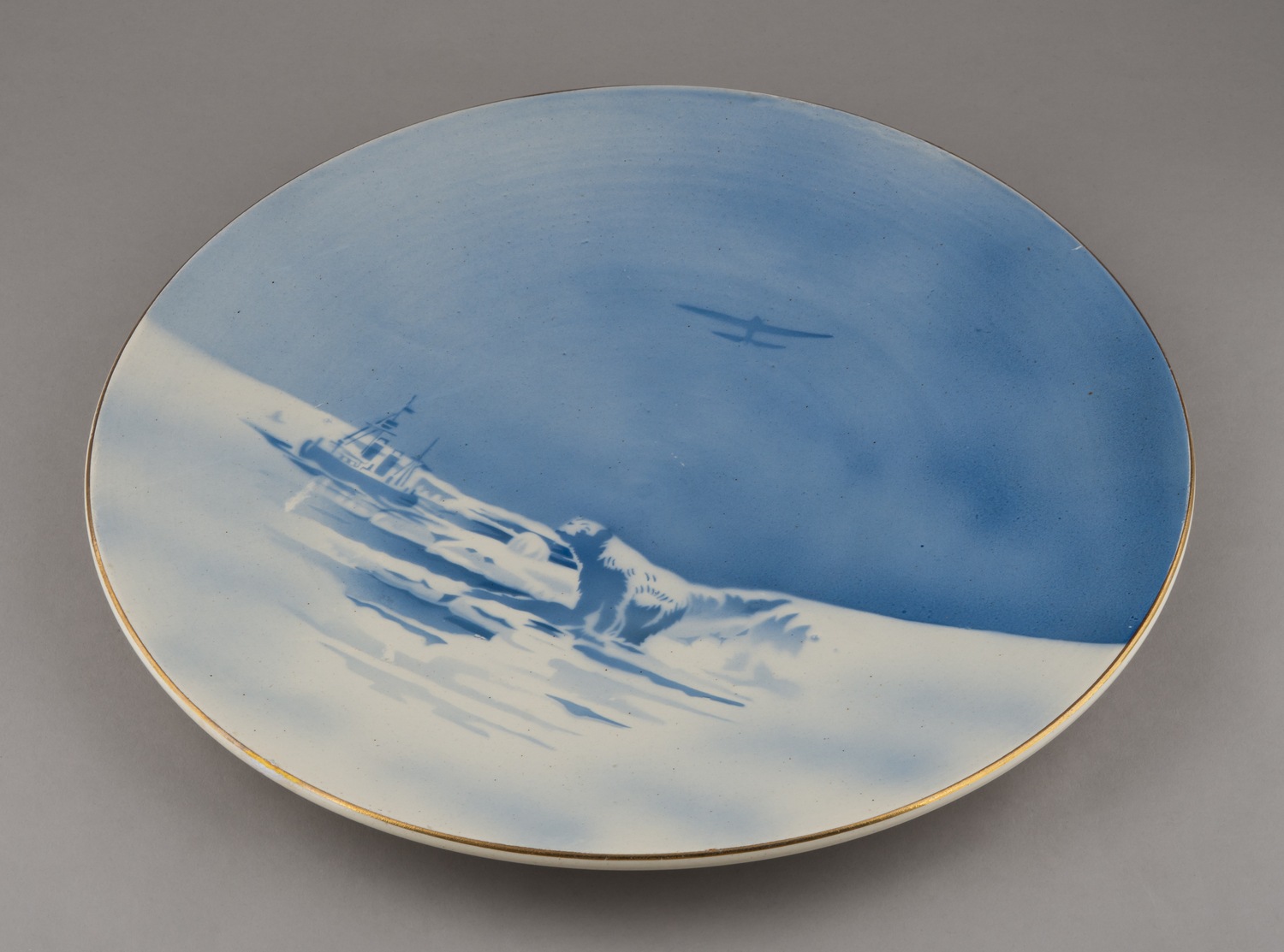 (Подпись золотом) Блюдо «Пароход Челюскин» из серии «Север». СССР, Конаковский фаянсовый завод, автор Овчинкин М. А., 1930- е годы.