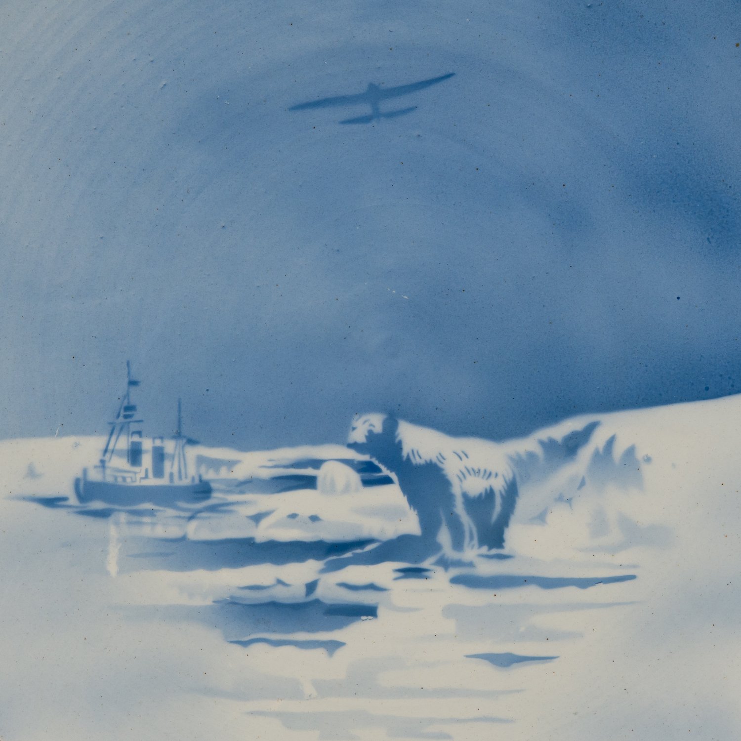 (Подпись золотом) Блюдо «Пароход Челюскин» из серии «Север». СССР, Конаковский фаянсовый завод, автор Овчинкин М. А., 1930- е годы.