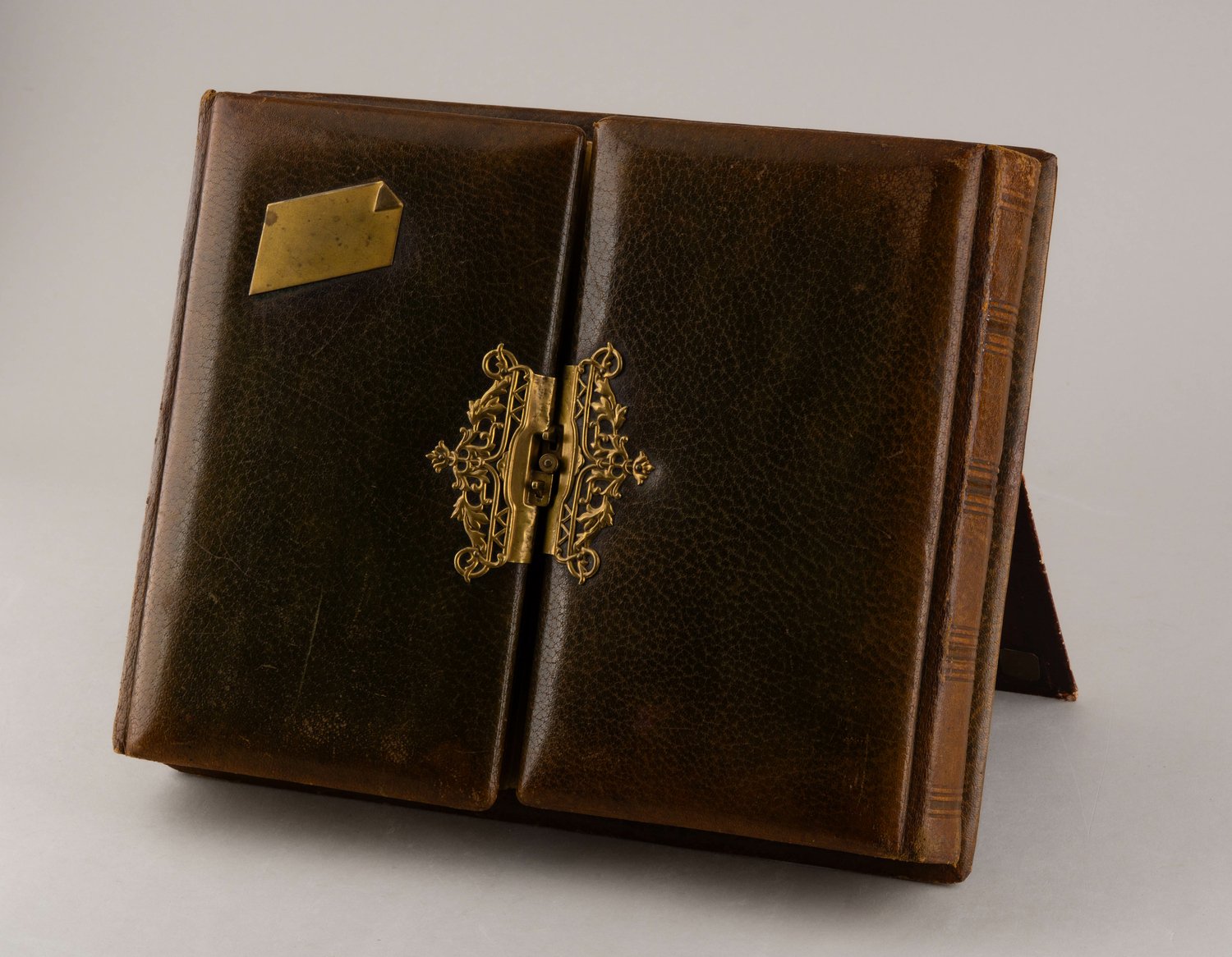 (Двухтомник) Альбом для фотографий с откидной подставкой. Россия, конец XIX–начало XX века.