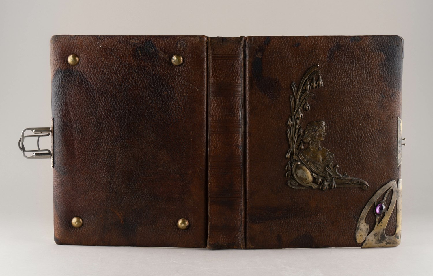 (Каразин) Альбом для фотографий с хромолитографиями Н.Н. Каразина. Россия, Санкт-Петербург, конец XIX–начало XX века.