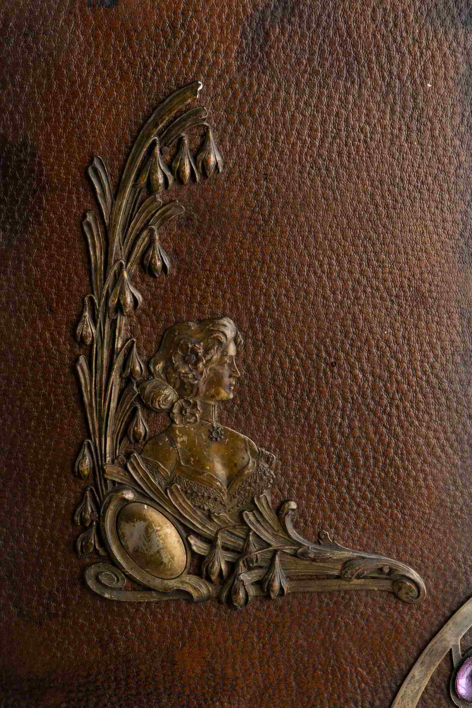 (Каразин) Альбом для фотографий с хромолитографиями Н.Н. Каразина. Россия, Санкт-Петербург, конец XIX–начало XX века.