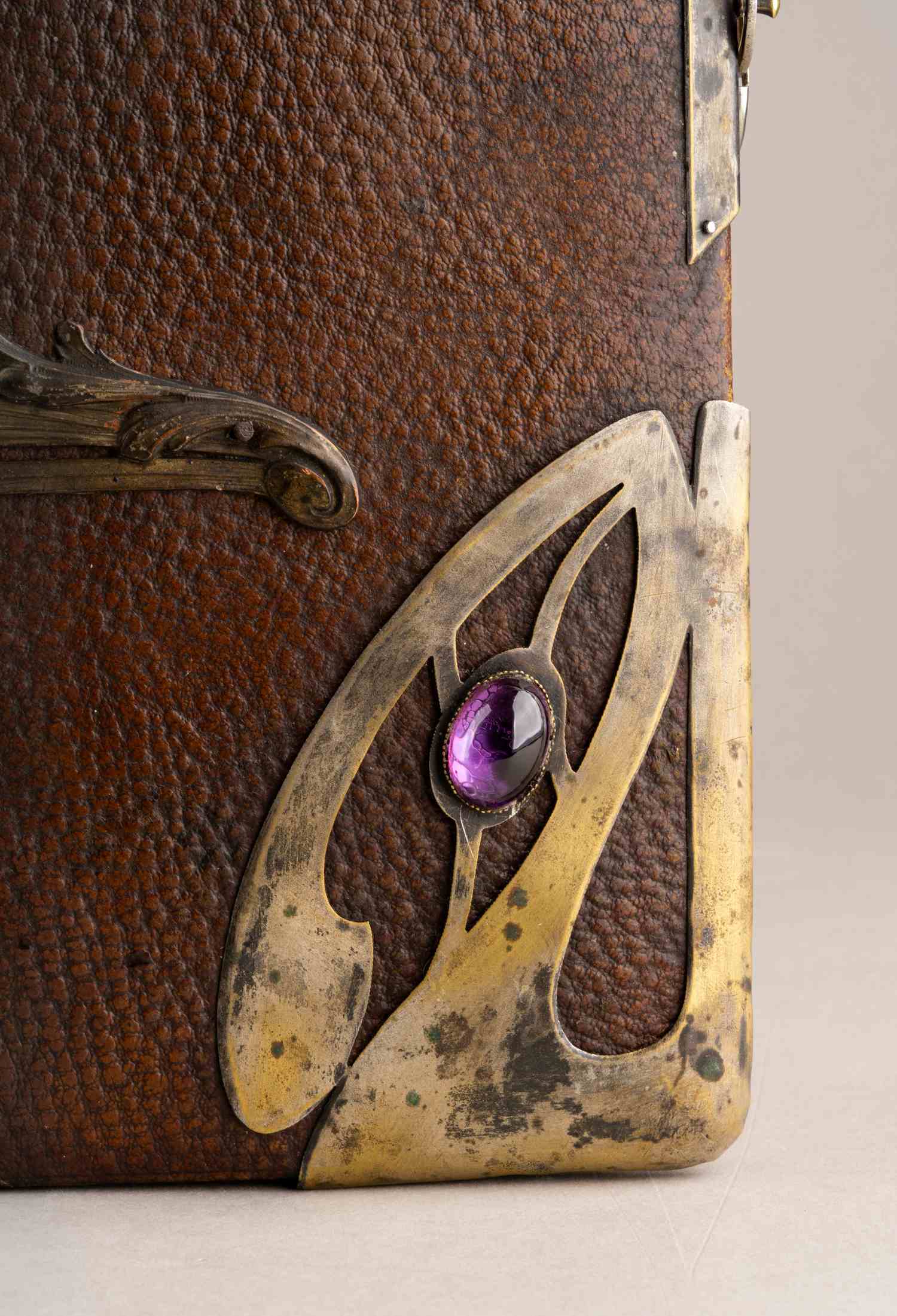 (Каразин) Альбом для фотографий с хромолитографиями Н.Н. Каразина. Россия, Санкт-Петербург, конец XIX–начало XX века.