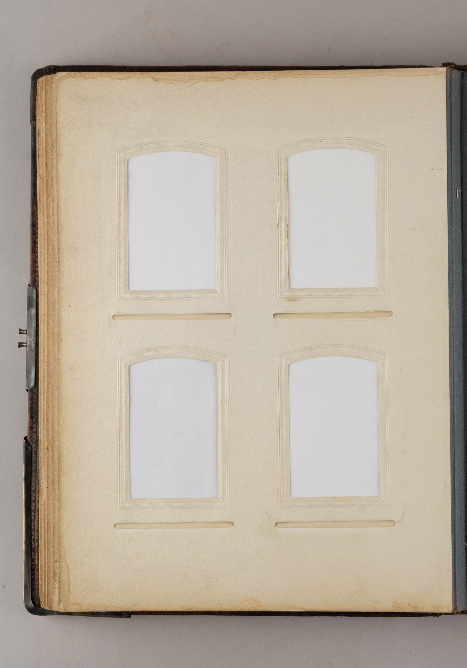 (Каразин) Альбом для фотографий с хромолитографиями Н.Н. Каразина. Россия, Санкт-Петербург, конец XIX–начало XX века.