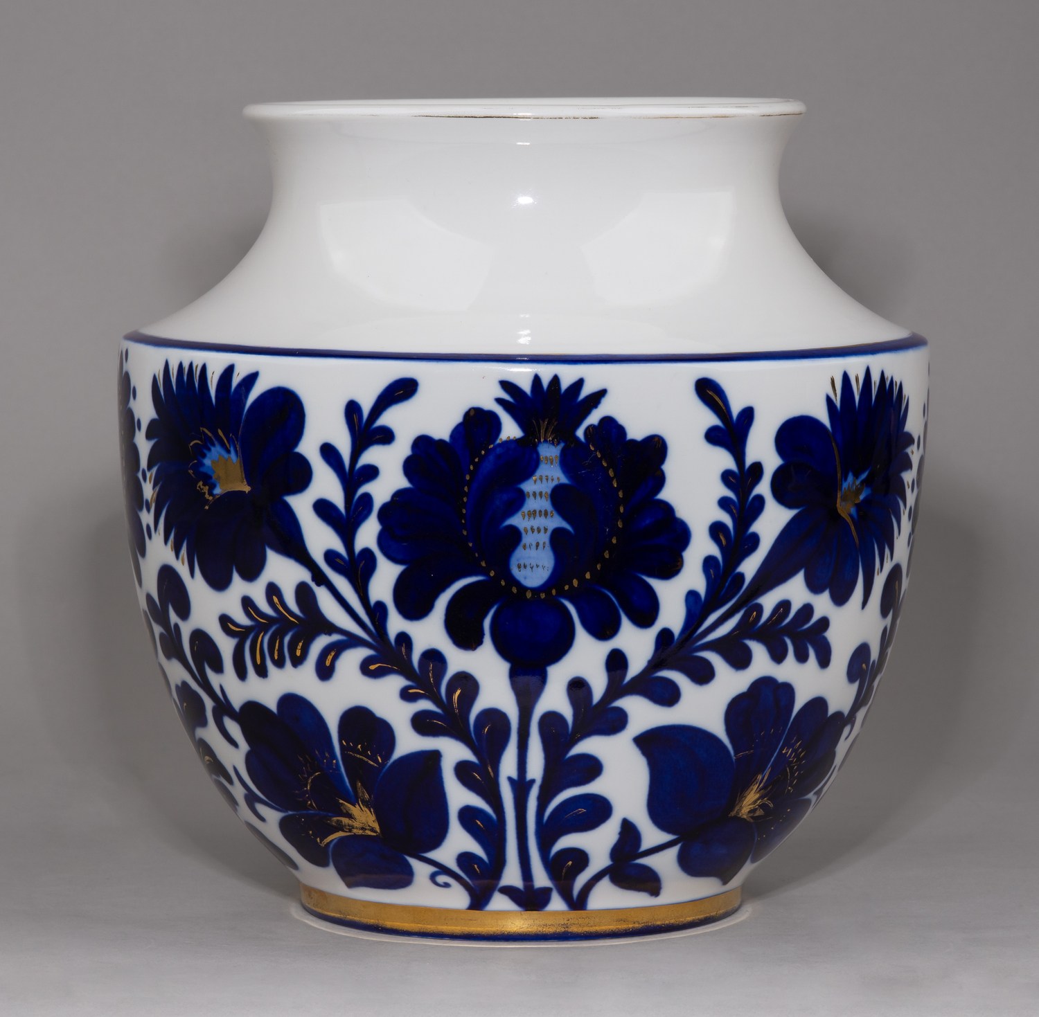 (В Эрмитаже. Лыхмус-Отема) Ваза «Украинский орнамент». СССР, Ленинградский фарфоровый завод, автор формы Э. М. Криммер, автор росписи С. Лыхмус-Отема, 1950-е годы.