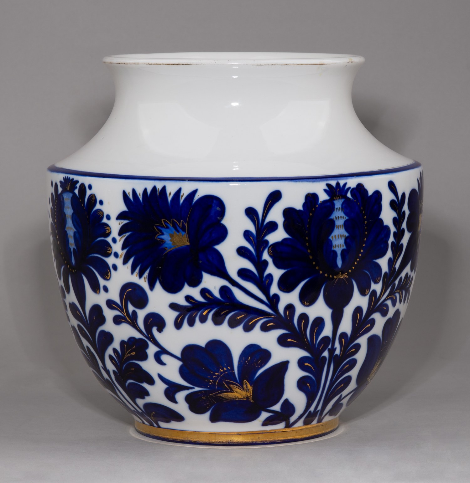 (В Эрмитаже. Лыхмус-Отема) Ваза «Украинский орнамент». СССР, Ленинградский фарфоровый завод, автор формы Э. М. Криммер, автор росписи С. Лыхмус-Отема, 1950-е годы.