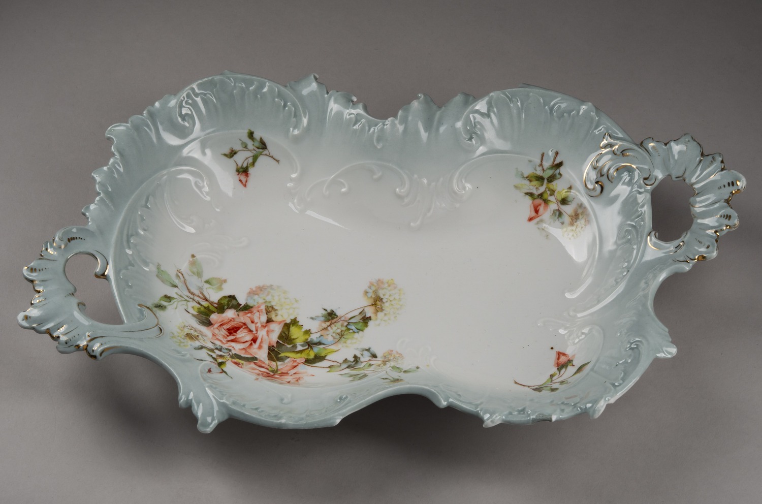 Ваза-сухарница «Композиция с розами». Рига, мастерская Якш и Ко (J. Jaksch & Co), 1879-1914 годы.