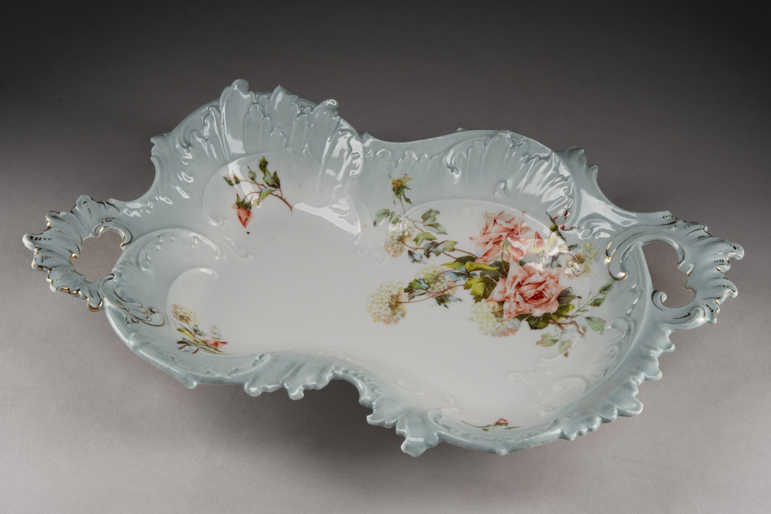 Ваза-сухарница «Композиция с розами». Рига, мастерская Якш и Ко (J. Jaksch & Co), 1879-1914 годы.