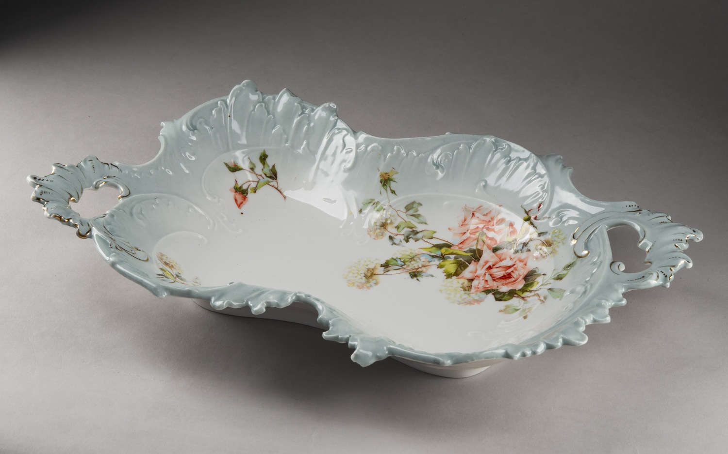 Ваза-сухарница «Композиция с розами». Рига, мастерская Якш и Ко (J. Jaksch & Co), 1879-1914 годы.