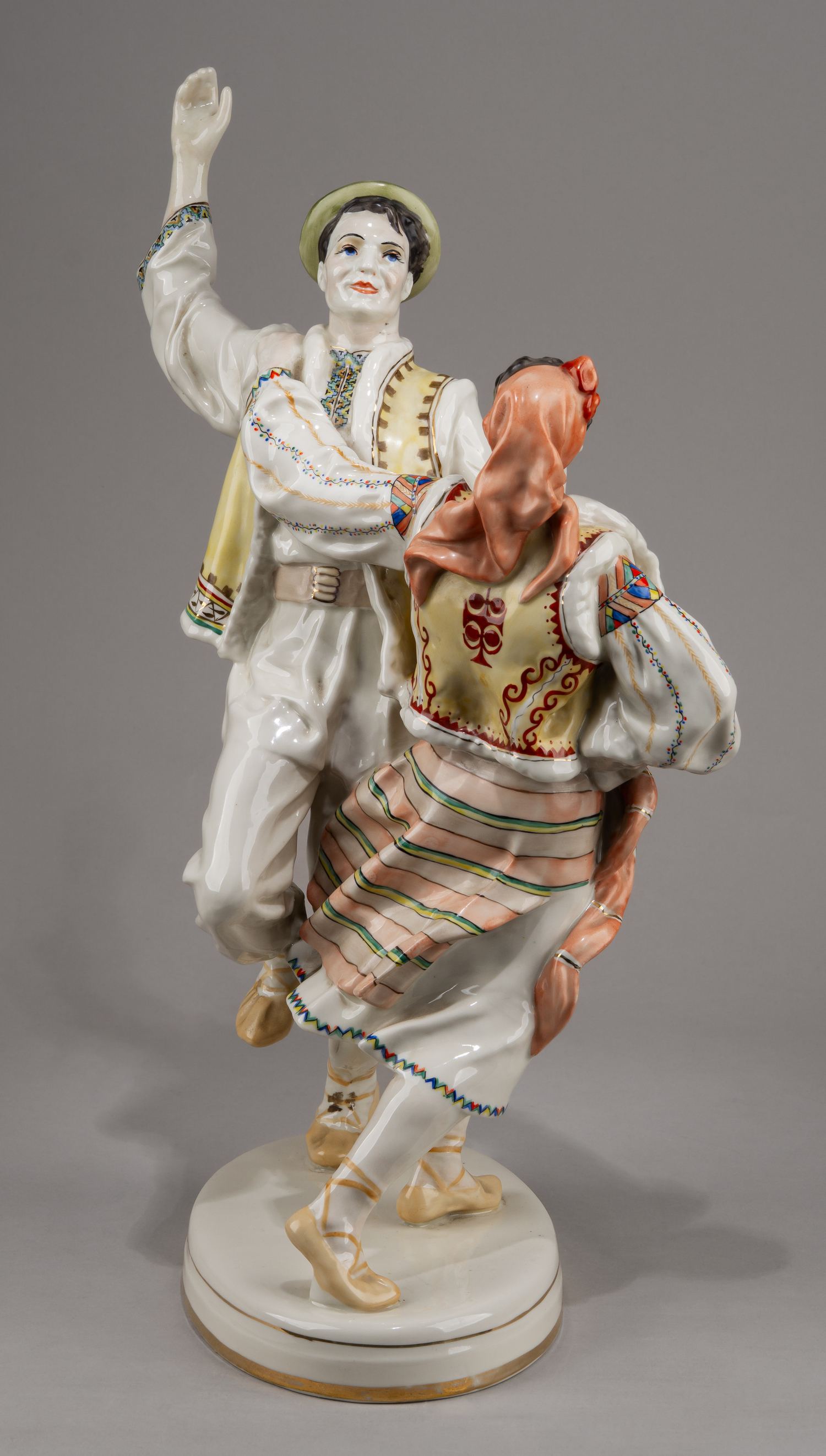 (О. П. Рапай) Скульптура «Танец Коломыйка». СССР, Городницкий фарфоровый завод, скульптор О. П. Рапай, 1960-е-1970-е годы.