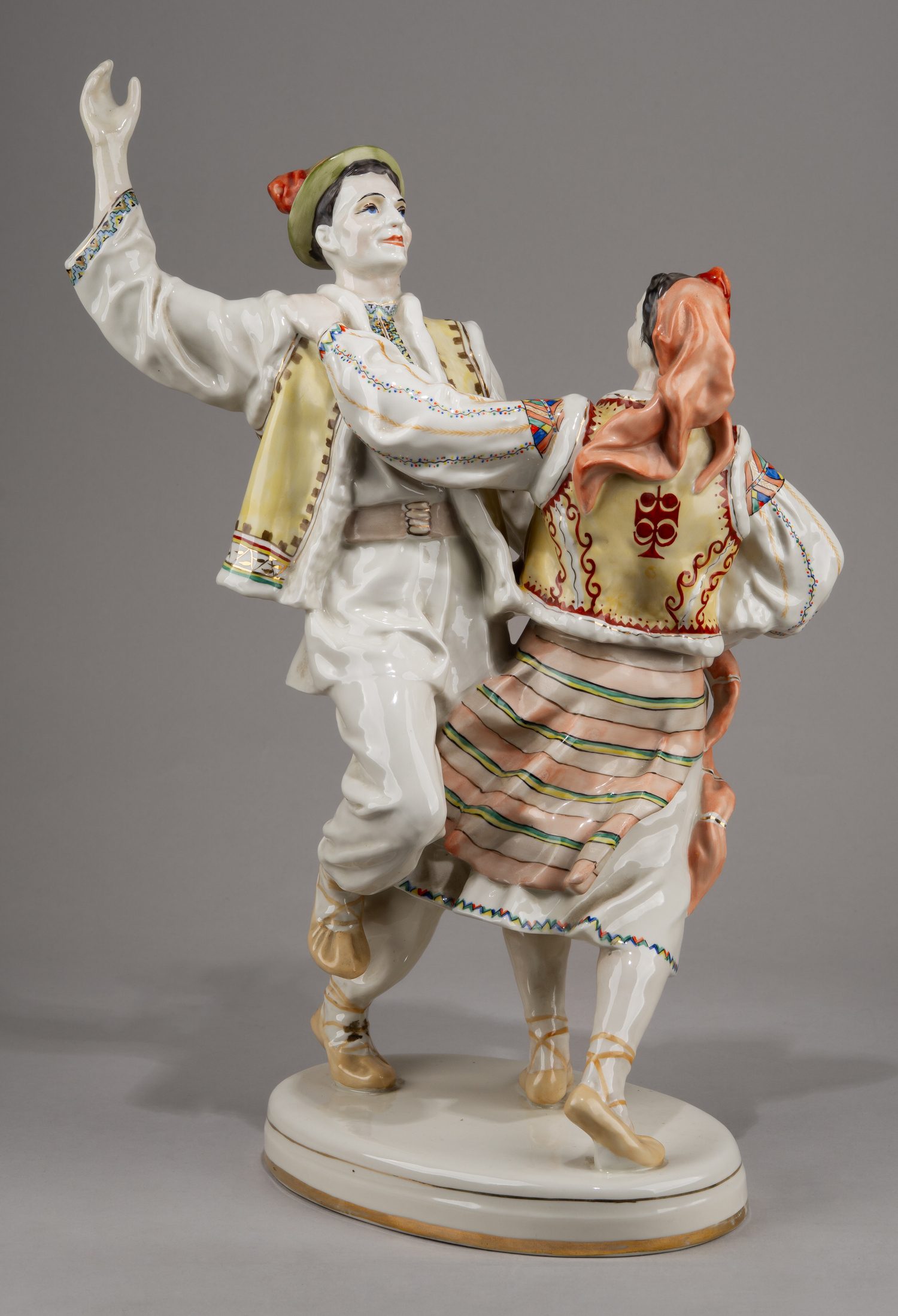 (О. П. Рапай) Скульптура «Танец Коломыйка». СССР, Городницкий фарфоровый завод, скульптор О. П. Рапай, 1960-е-1970-е годы.