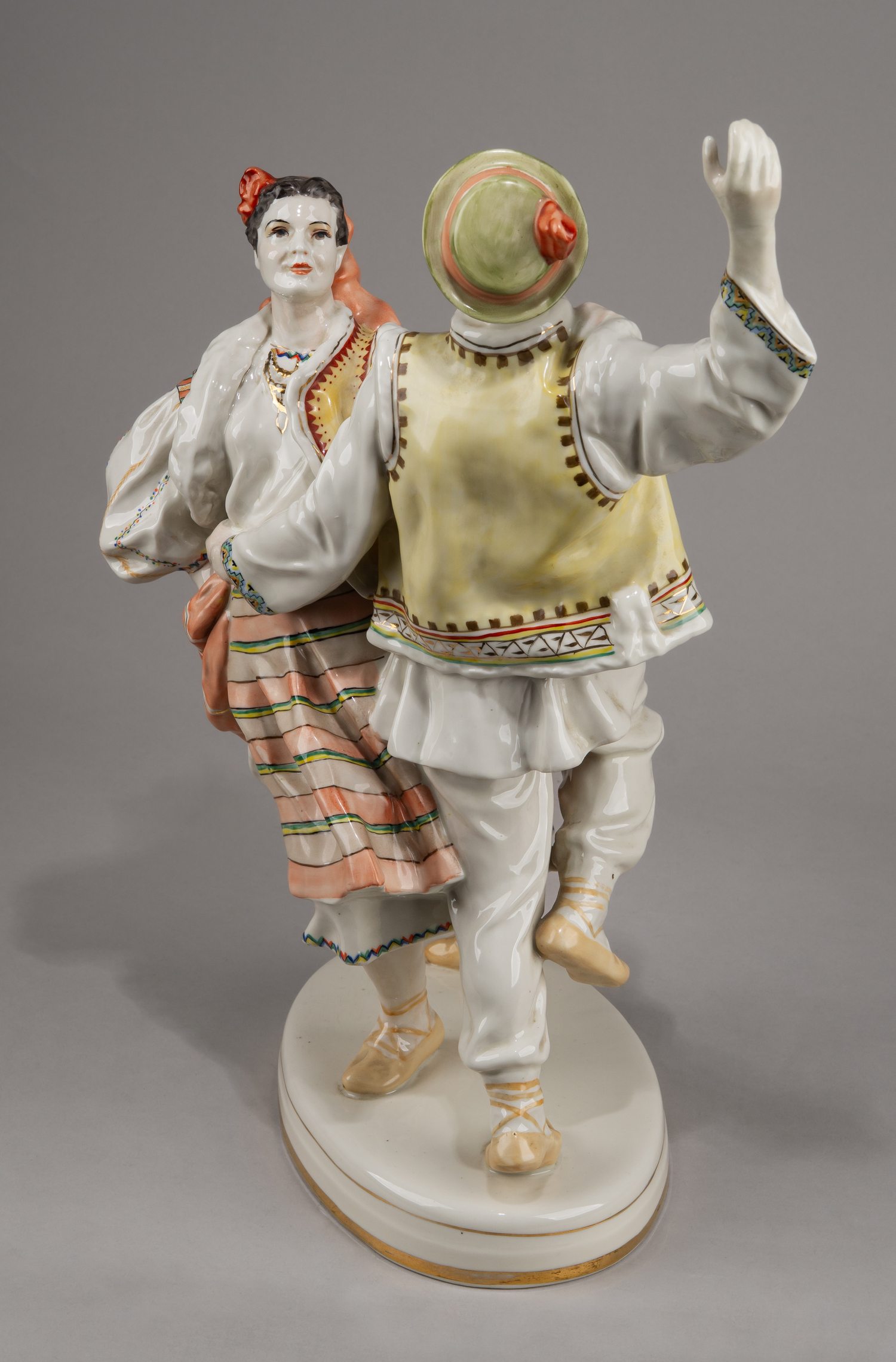 (О. П. Рапай) Скульптура «Танец Коломыйка». СССР, Городницкий фарфоровый завод, скульптор О. П. Рапай, 1960-е-1970-е годы.