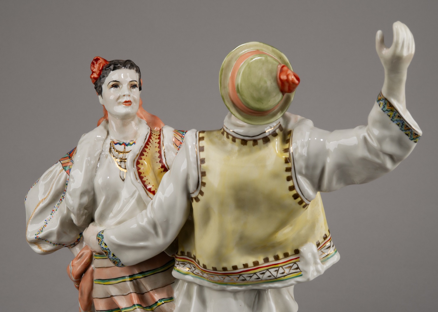 (О. П. Рапай) Скульптура «Танец Коломыйка». СССР, Городницкий фарфоровый завод, скульптор О. П. Рапай, 1960-е-1970-е годы.