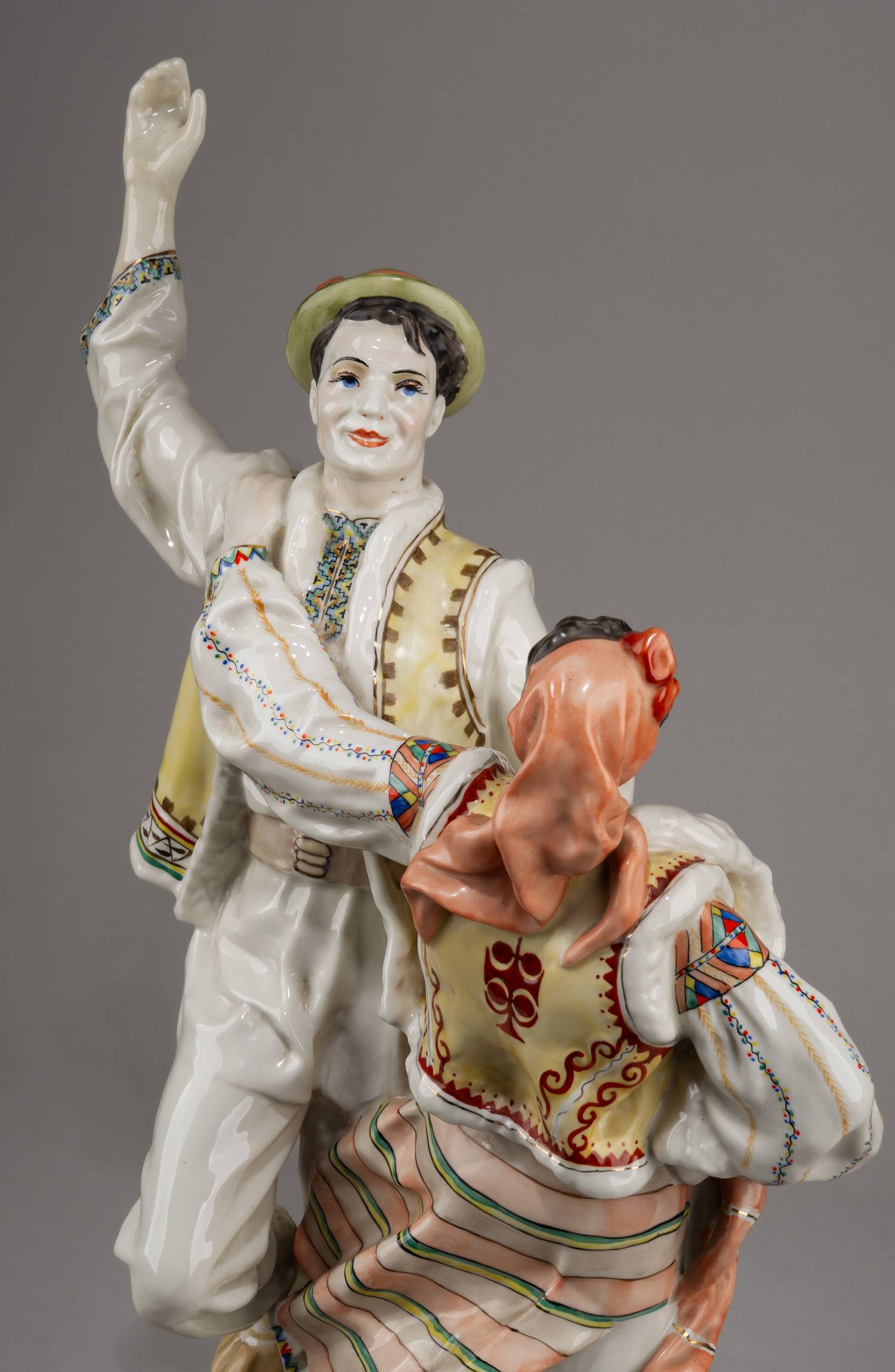 (О. П. Рапай) Скульптура «Танец Коломыйка». СССР, Городницкий фарфоровый завод, скульптор О. П. Рапай, 1960-е-1970-е годы.