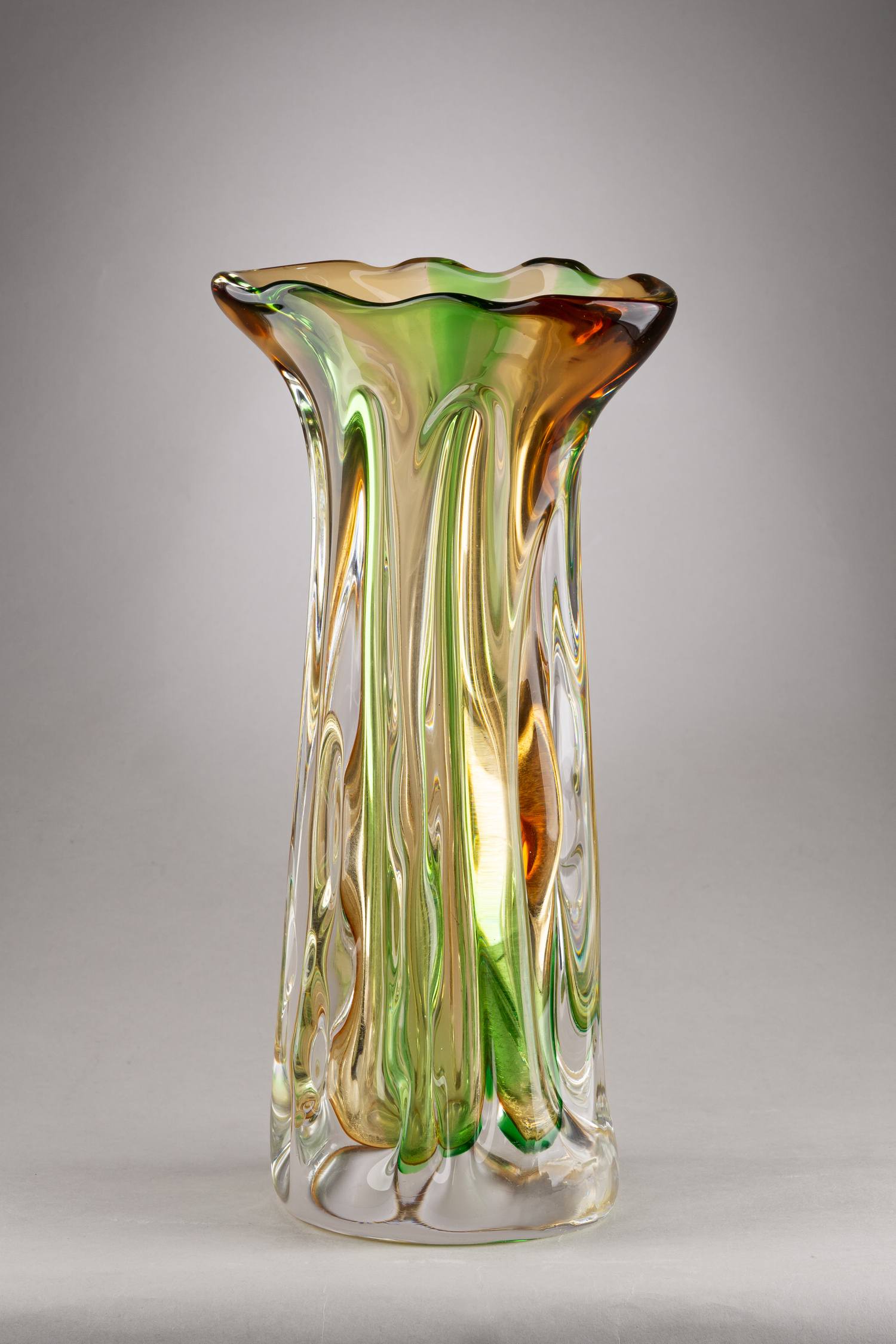 Ваза в гутной технике. Чехословакия, Богемия, вторая половина XX века.