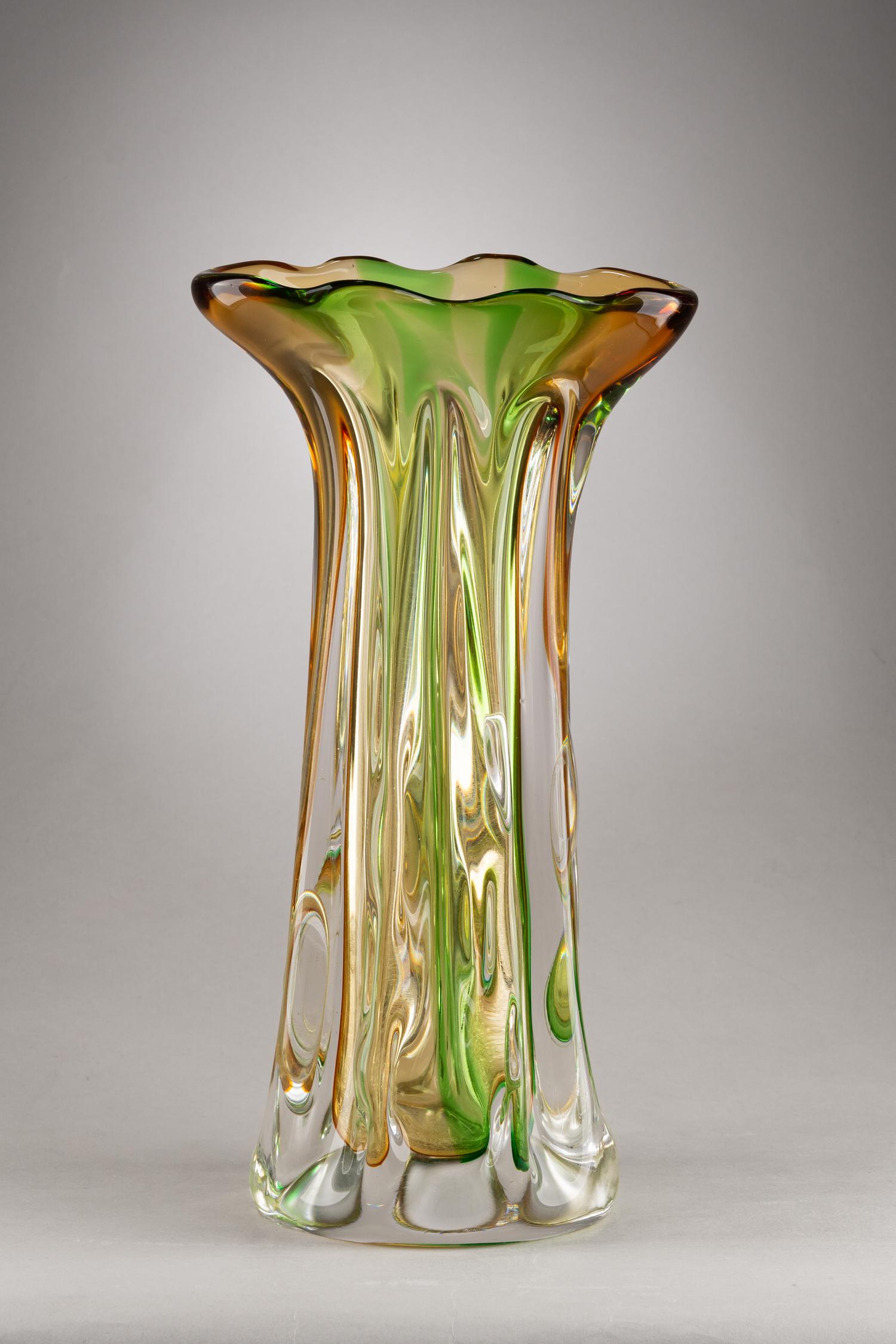 Ваза в гутной технике. Чехословакия, Богемия, вторая половина XX века.