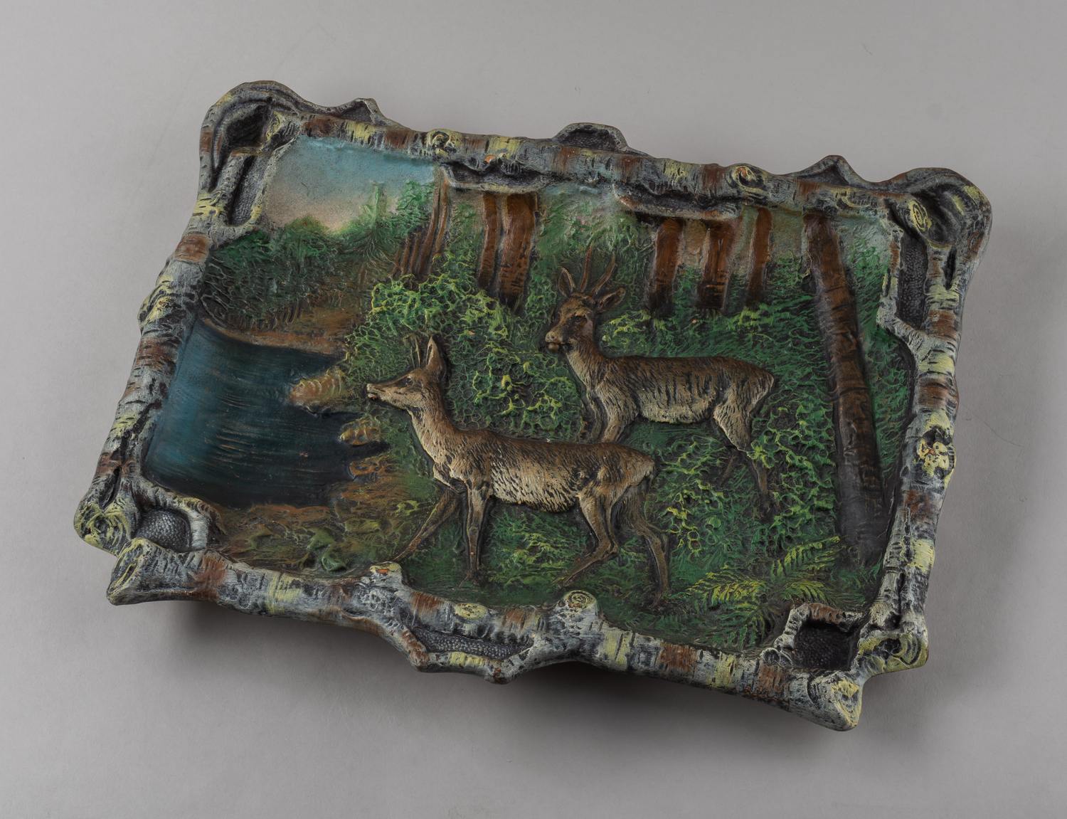 Настенное панно «Косули». СССР, артель Всекохудожник, фабрика Лепка, 1930-е — 1940-е годы.