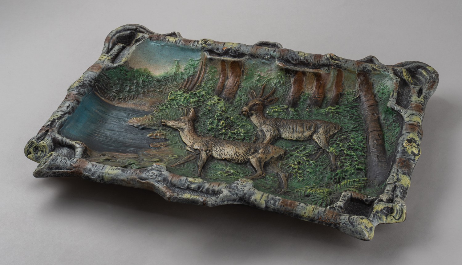 Настенное панно «Косули». СССР, артель Всекохудожник, фабрика Лепка, 1930-е — 1940-е годы.