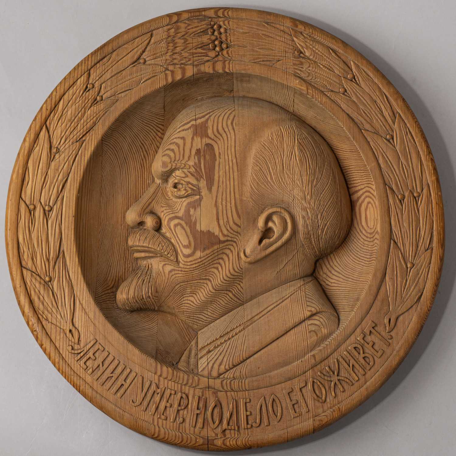 (С экспертизой) Панно с портретом Ленина «Ленин умер, но дело его живет». 
СССР, артели Сергиева Посада, рубеж 1920-1930-х годов.