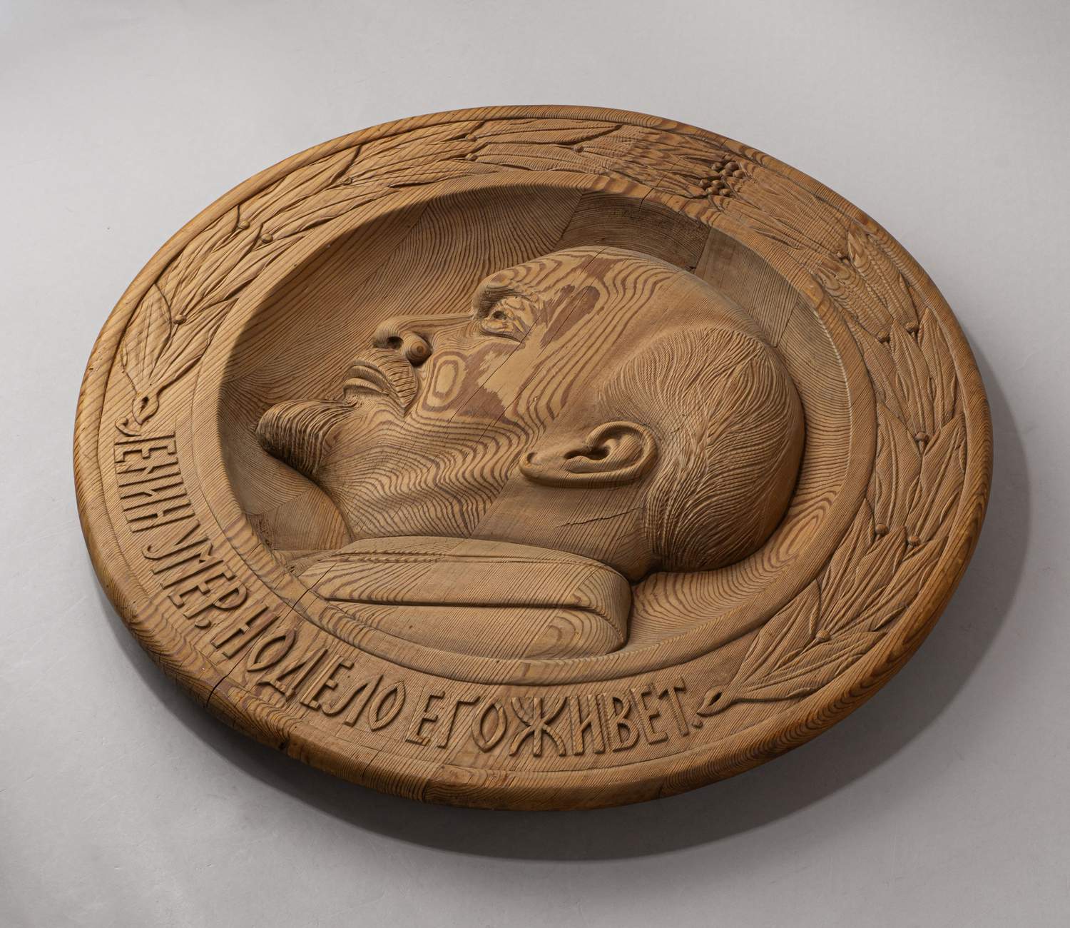 (С экспертизой) Панно с портретом Ленина «Ленин умер, но дело его живет». 
СССР, артели Сергиева Посада, рубеж 1920-1930-х годов.