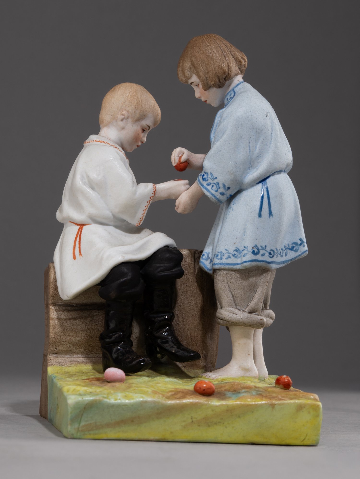 (Гарднер. Пасха. Дети.) Скульптура «Дети на Пасху». 
Россия, фабрика Ф.Я. Гарднера, 1870-е–1880-е годы.