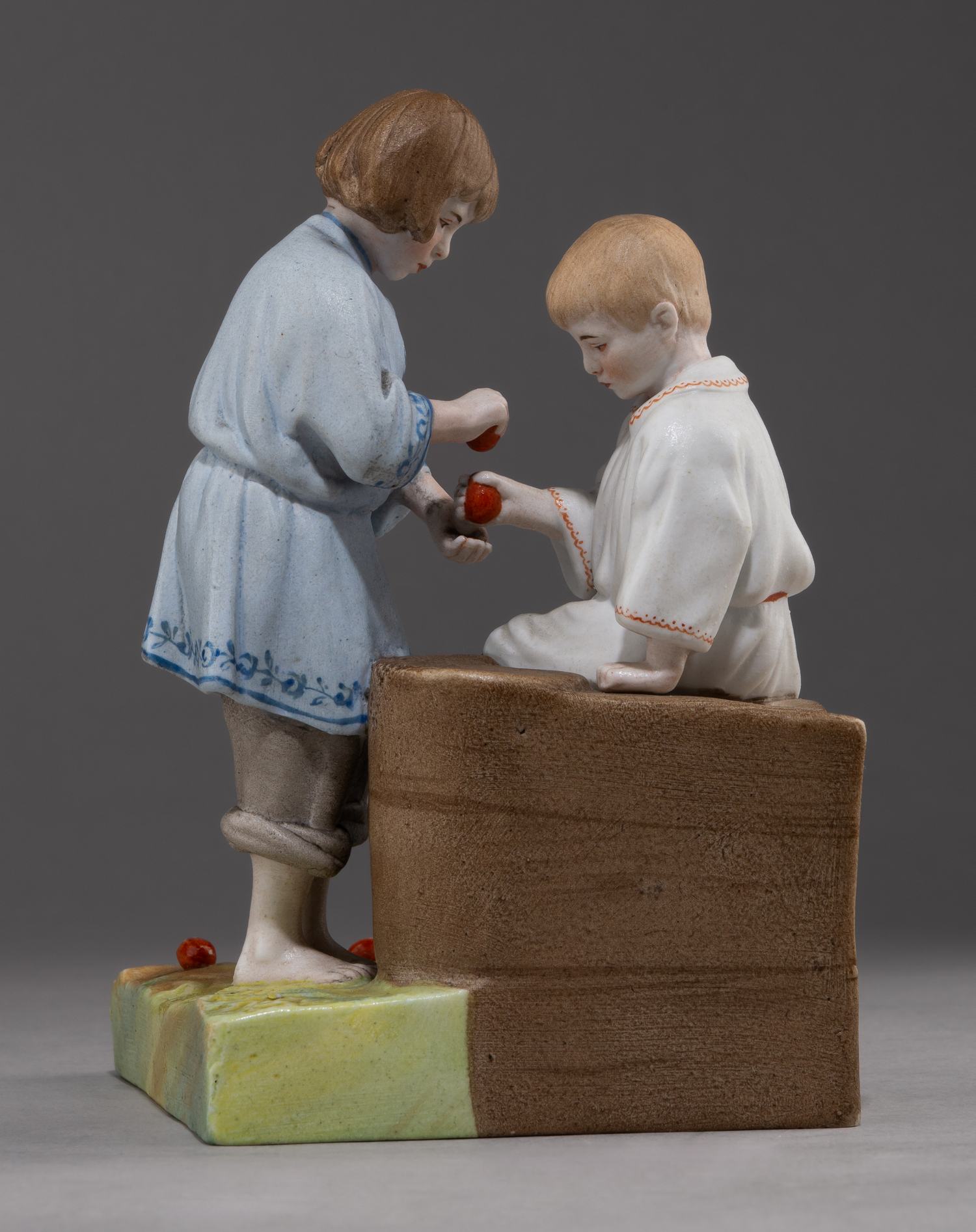 (Гарднер. Пасха. Дети.) Скульптура «Дети на Пасху». 
Россия, фабрика Ф.Я. Гарднера, 1870-е–1880-е годы.