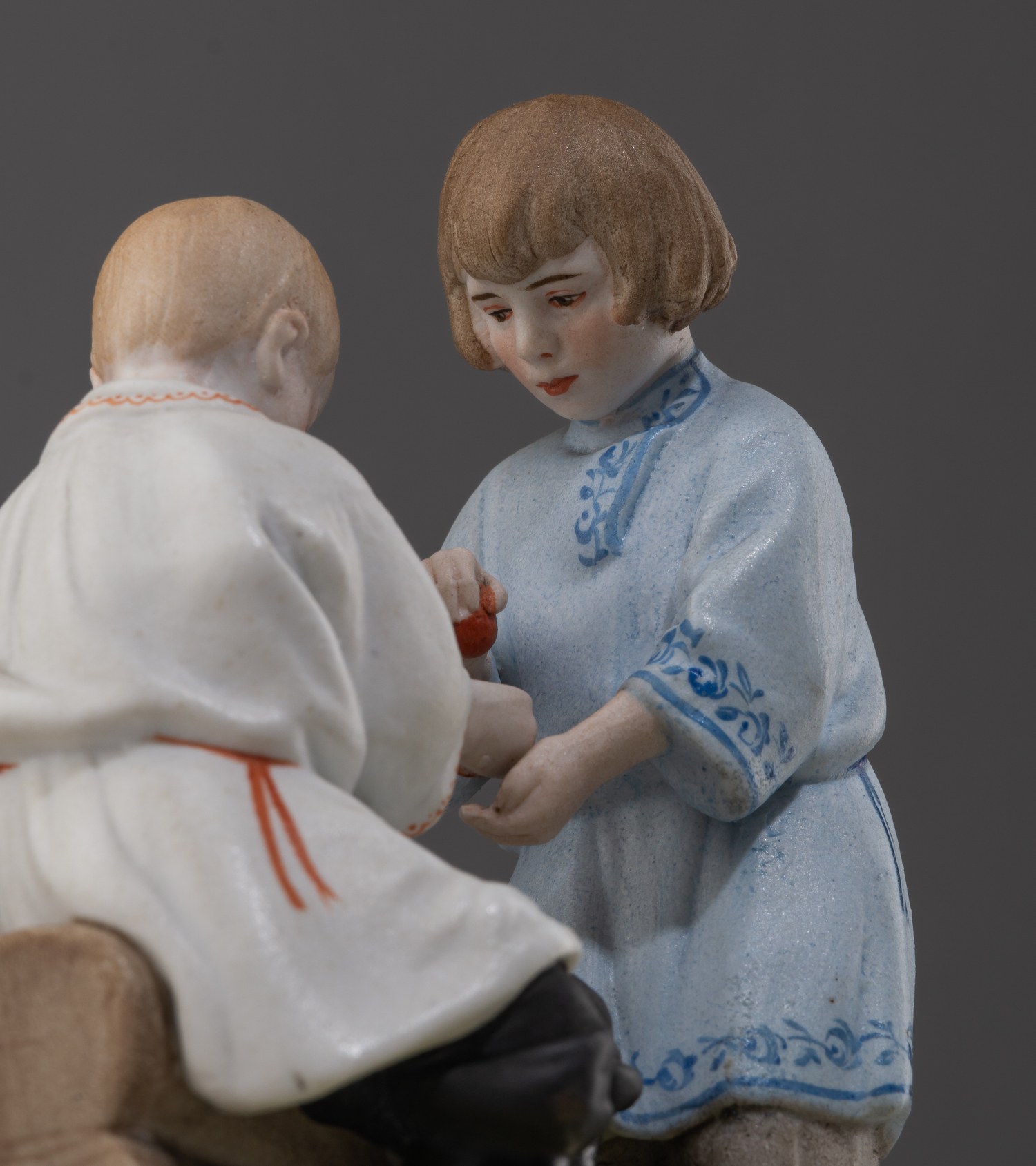 (Гарднер. Пасха. Дети.) Скульптура «Дети на Пасху». 
Россия, фабрика Ф.Я. Гарднера, 1870-е–1880-е годы.