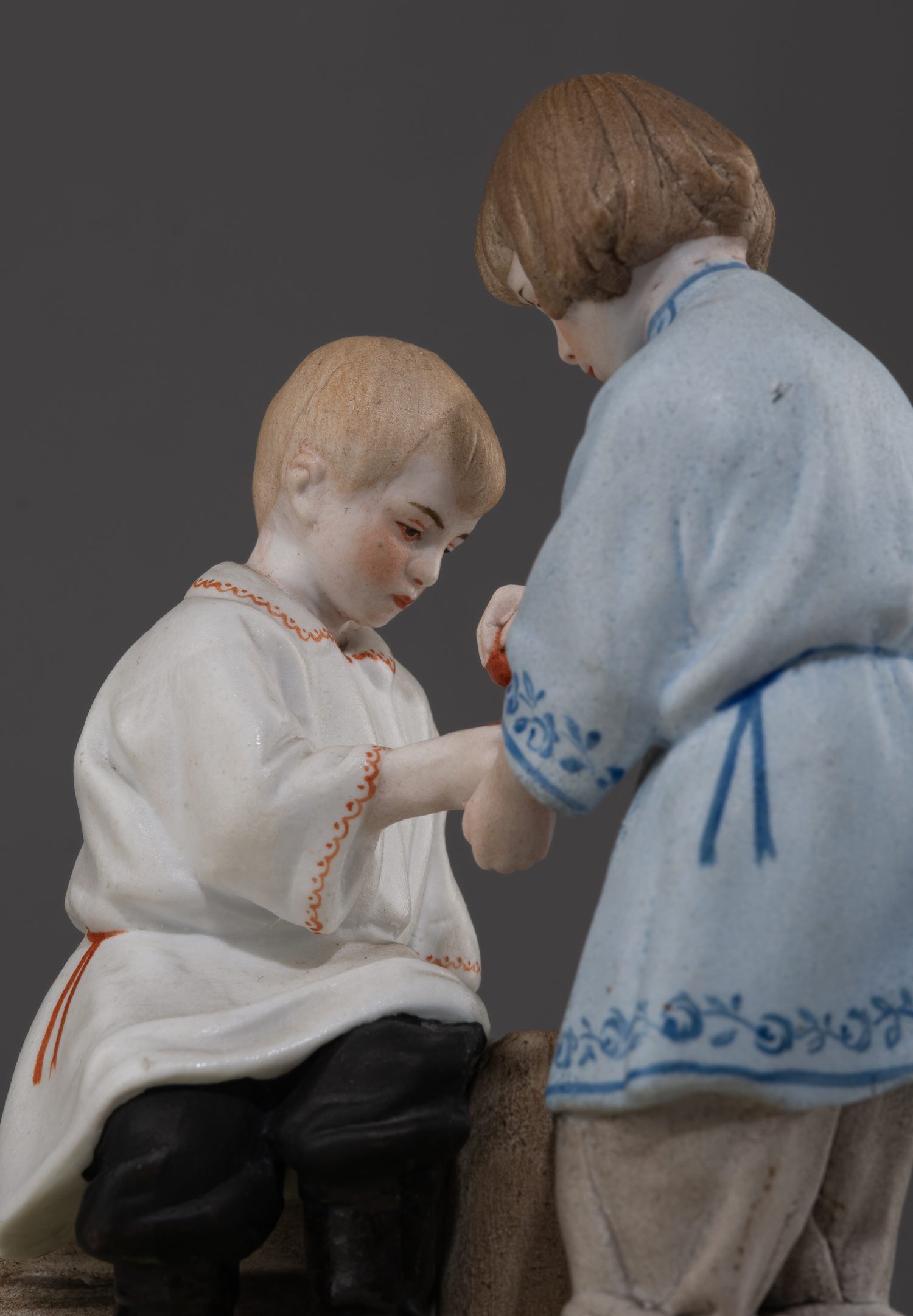 (Гарднер. Пасха. Дети.) Скульптура «Дети на Пасху». 
Россия, фабрика Ф.Я. Гарднера, 1870-е–1880-е годы.