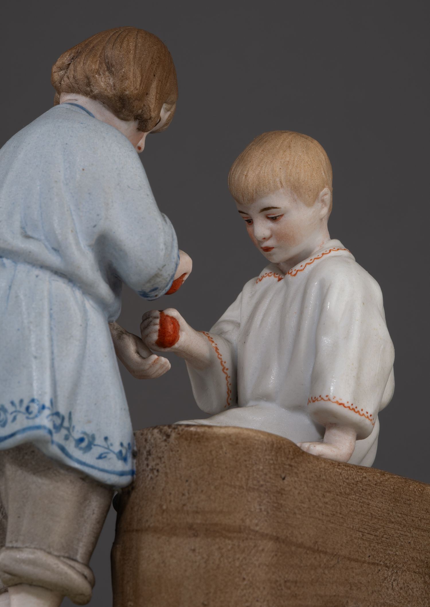 (Гарднер. Пасха. Дети.) Скульптура «Дети на Пасху». 
Россия, фабрика Ф.Я. Гарднера, 1870-е–1880-е годы.