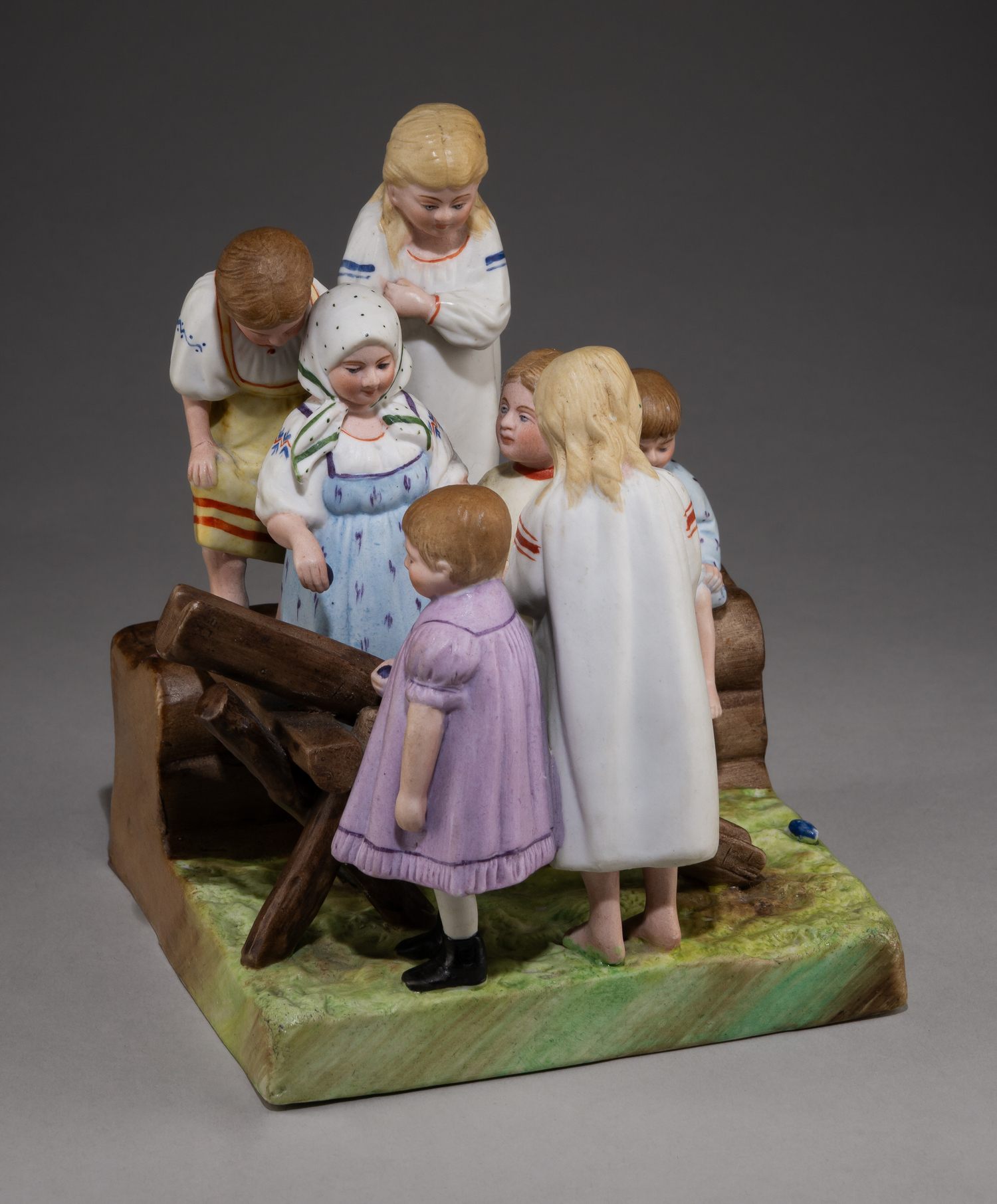 (Гарднер. Пасха. Дети.) Скульптура «Катание пасхальных яиц».
Россия, фабрика Ф.Я. Гарднера, 1870-е–1890-е годы.