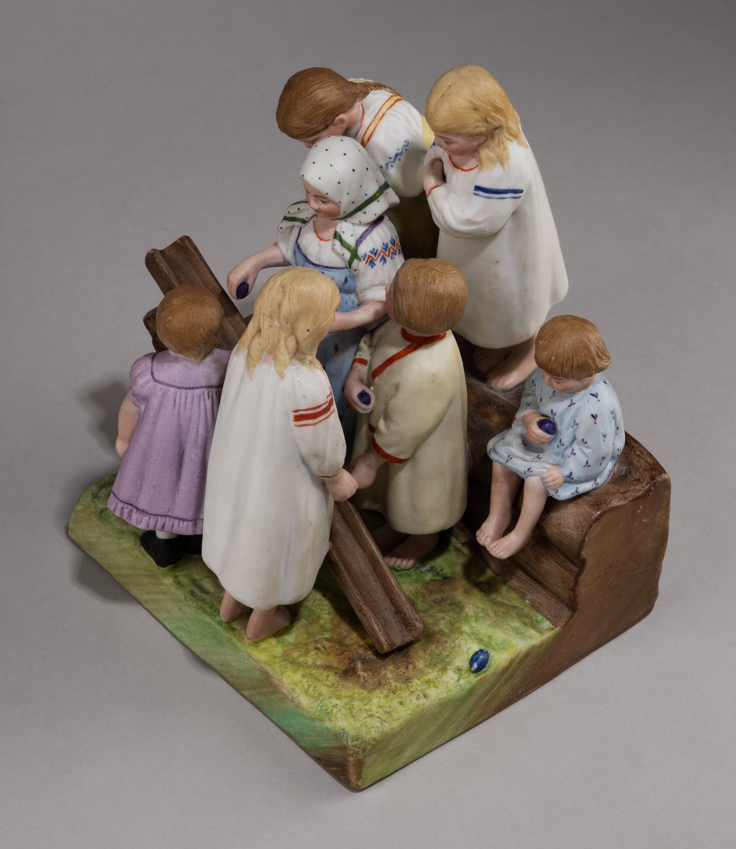 (Гарднер. Пасха. Дети.) Скульптура «Катание пасхальных яиц».
Россия, фабрика Ф.Я. Гарднера, 1870-е–1890-е годы.