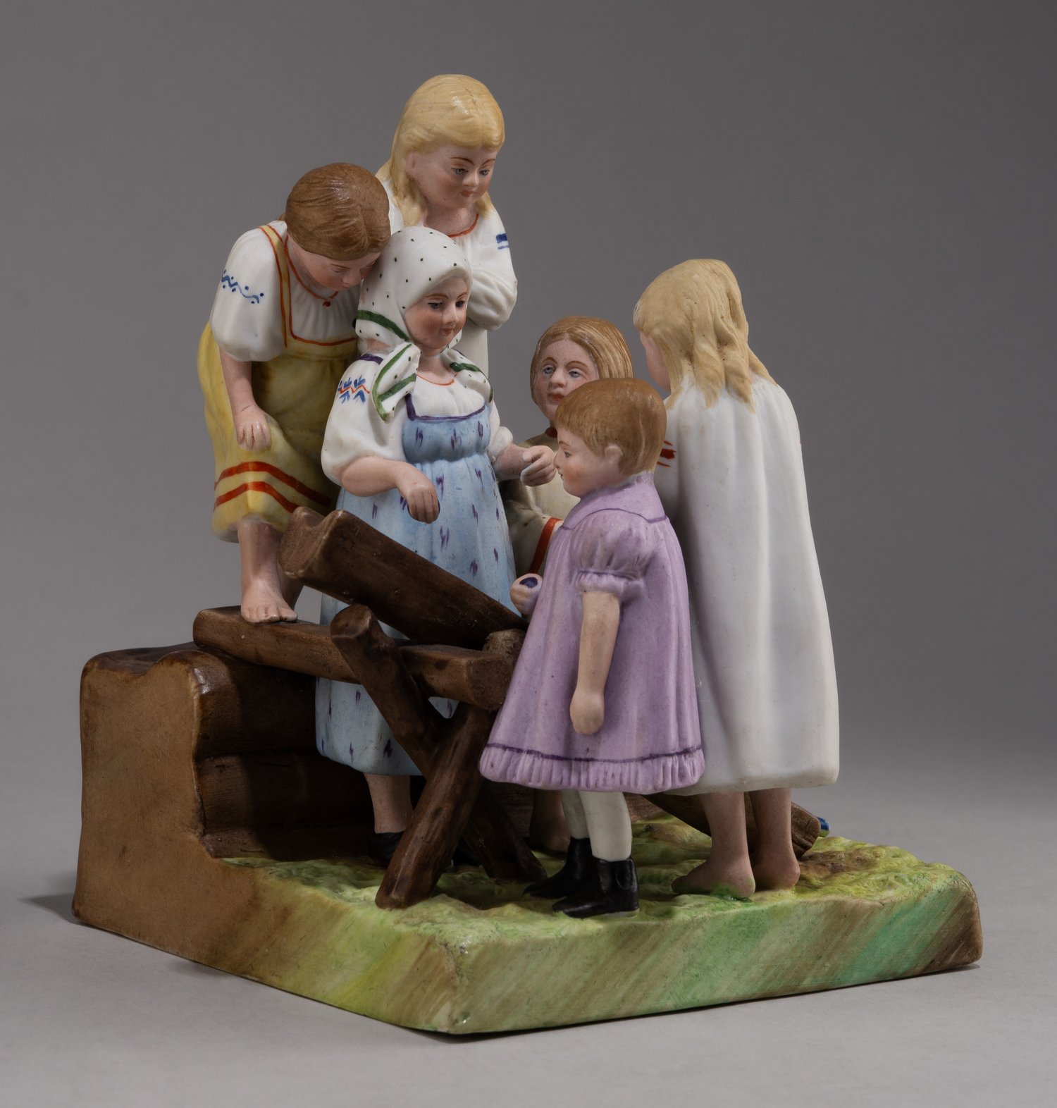 (Гарднер. Пасха. Дети.) Скульптура «Катание пасхальных яиц».
Россия, фабрика Ф.Я. Гарднера, 1870-е–1890-е годы.