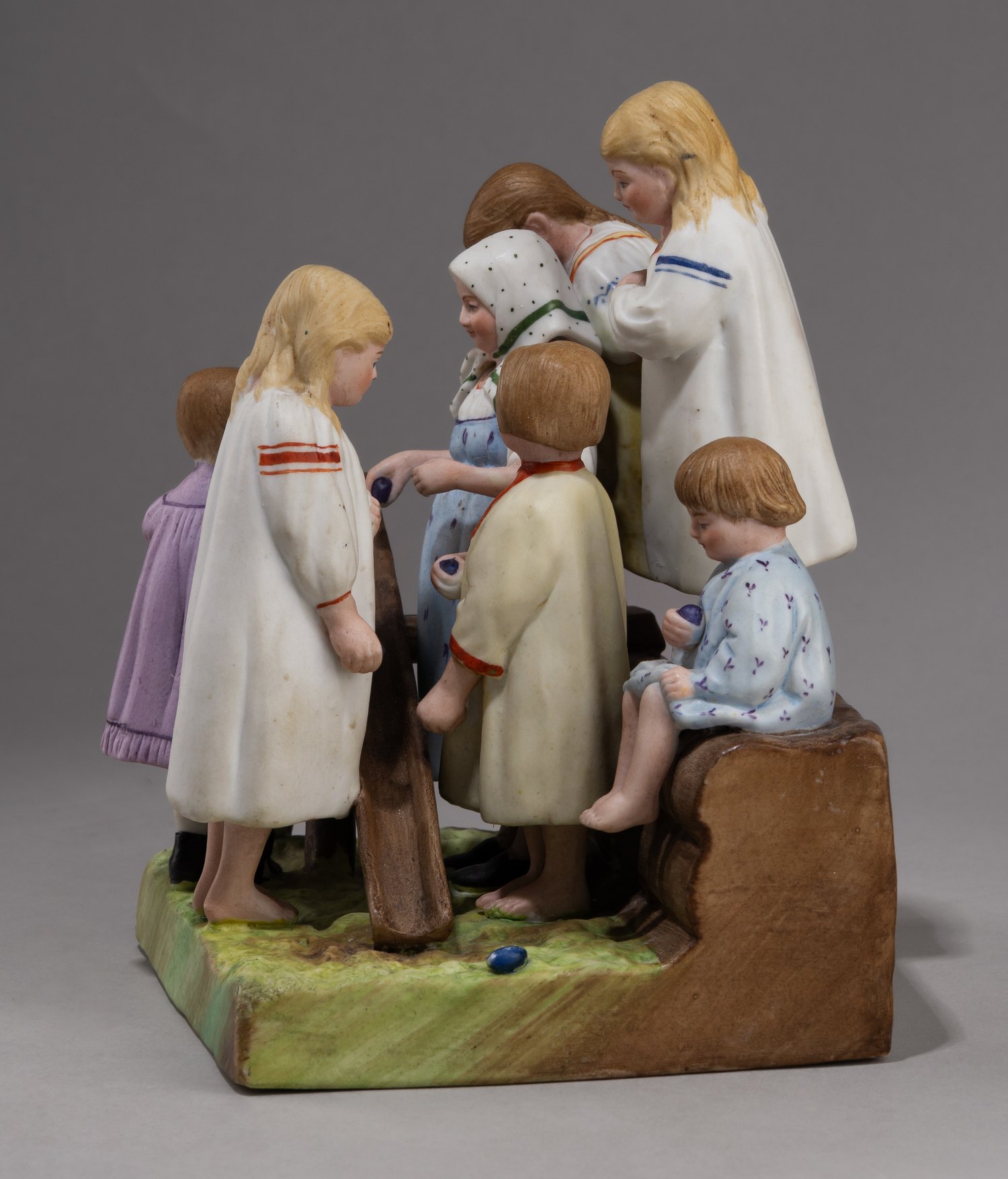 (Гарднер. Пасха. Дети.) Скульптура «Катание пасхальных яиц».
Россия, фабрика Ф.Я. Гарднера, 1870-е–1890-е годы.